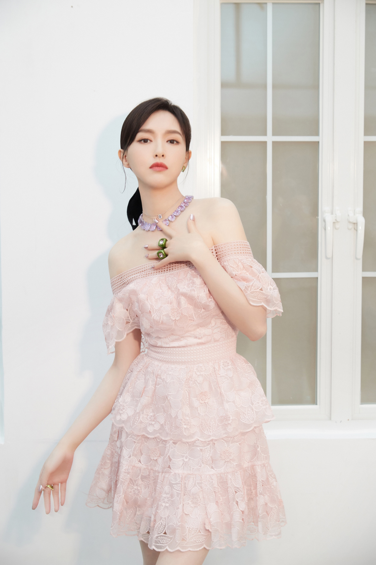 唐嫣粉红色露肩蕾丝短裙