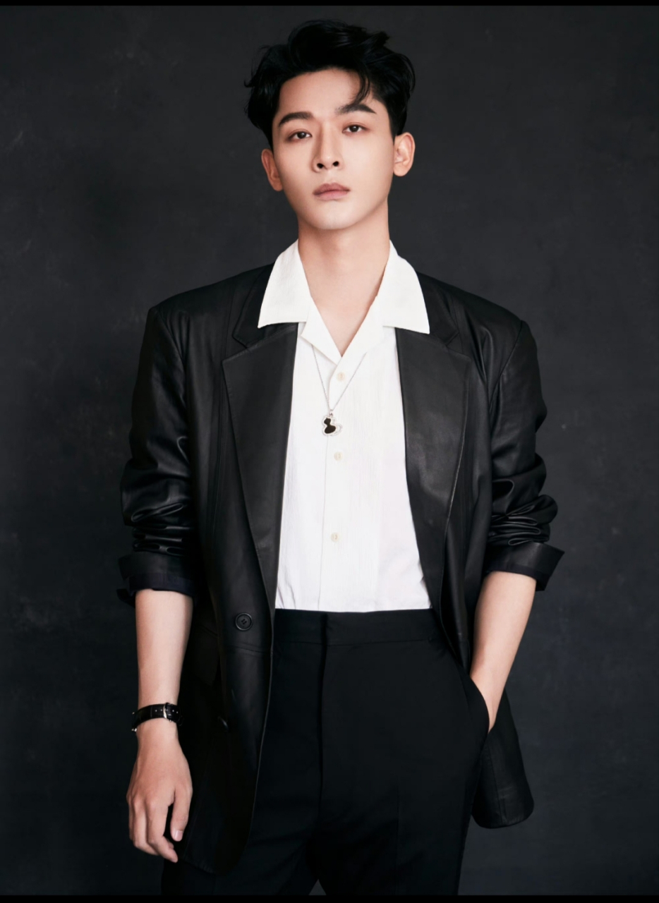 张晚意最新写真释出#娱乐最前沿# 怎么都不笑的#每日娱乐播报