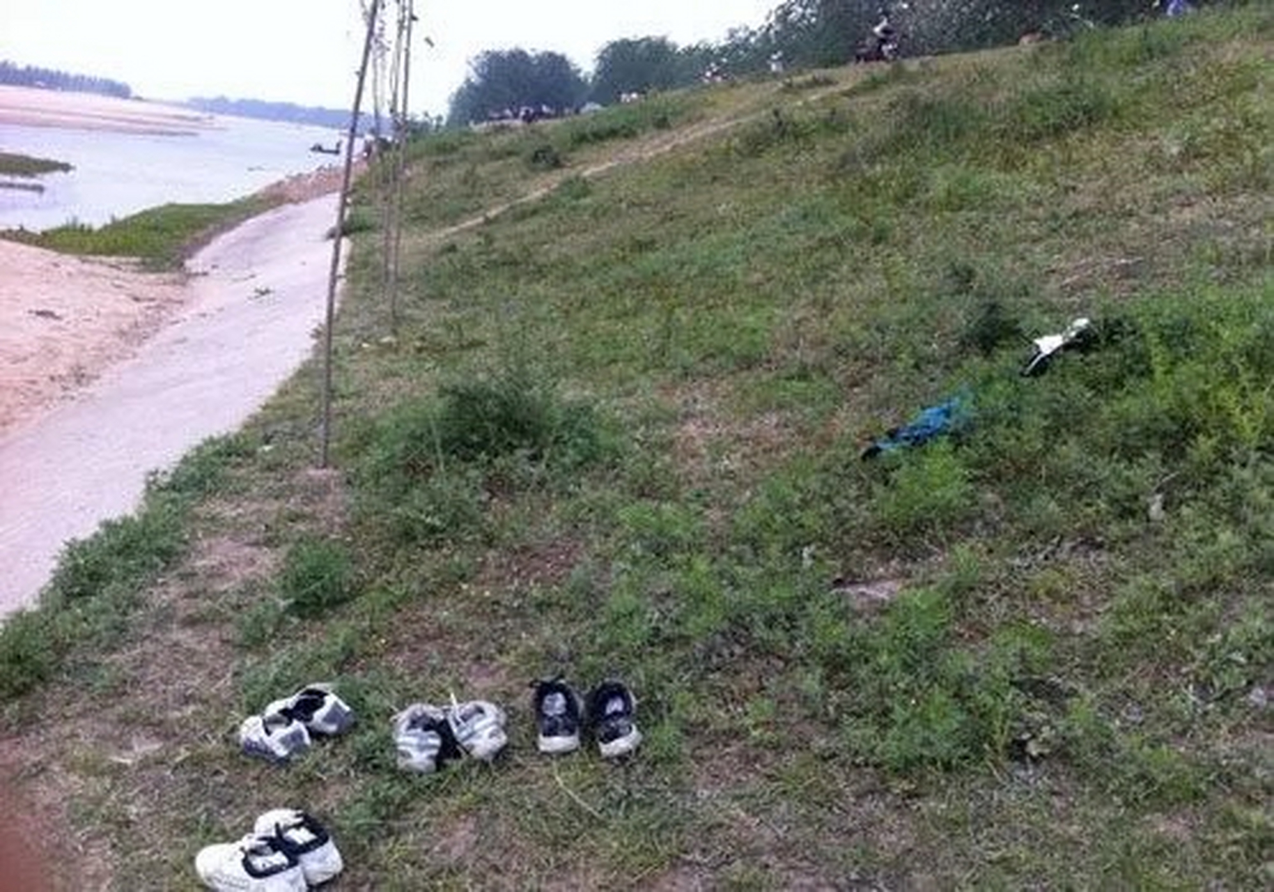 近日网上都在报道"12岁男孩为捡鞋子不慎落水溺亡,救援队:同伴多次将