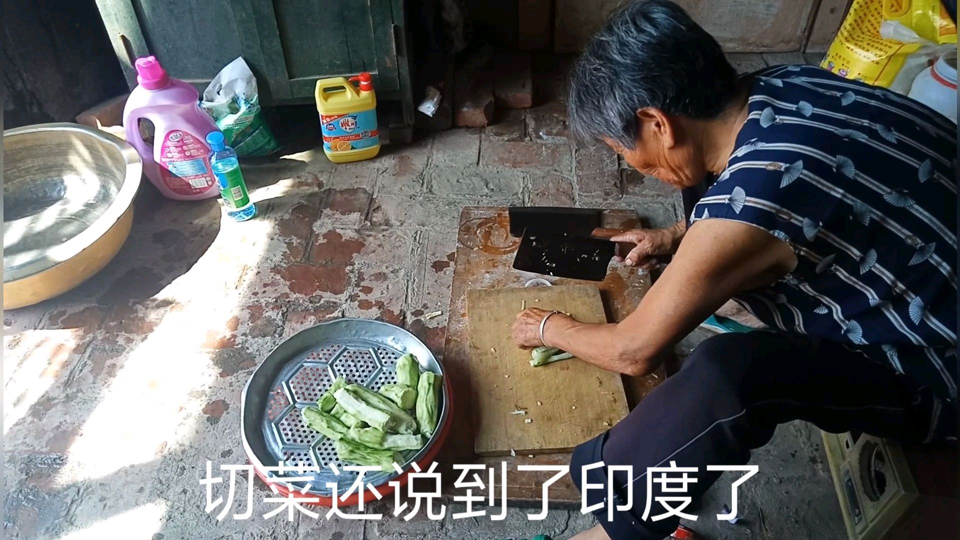 实拍河北沧州的农村,四川媳妇做酱牛肉,80岁老奶奶在地上切菜