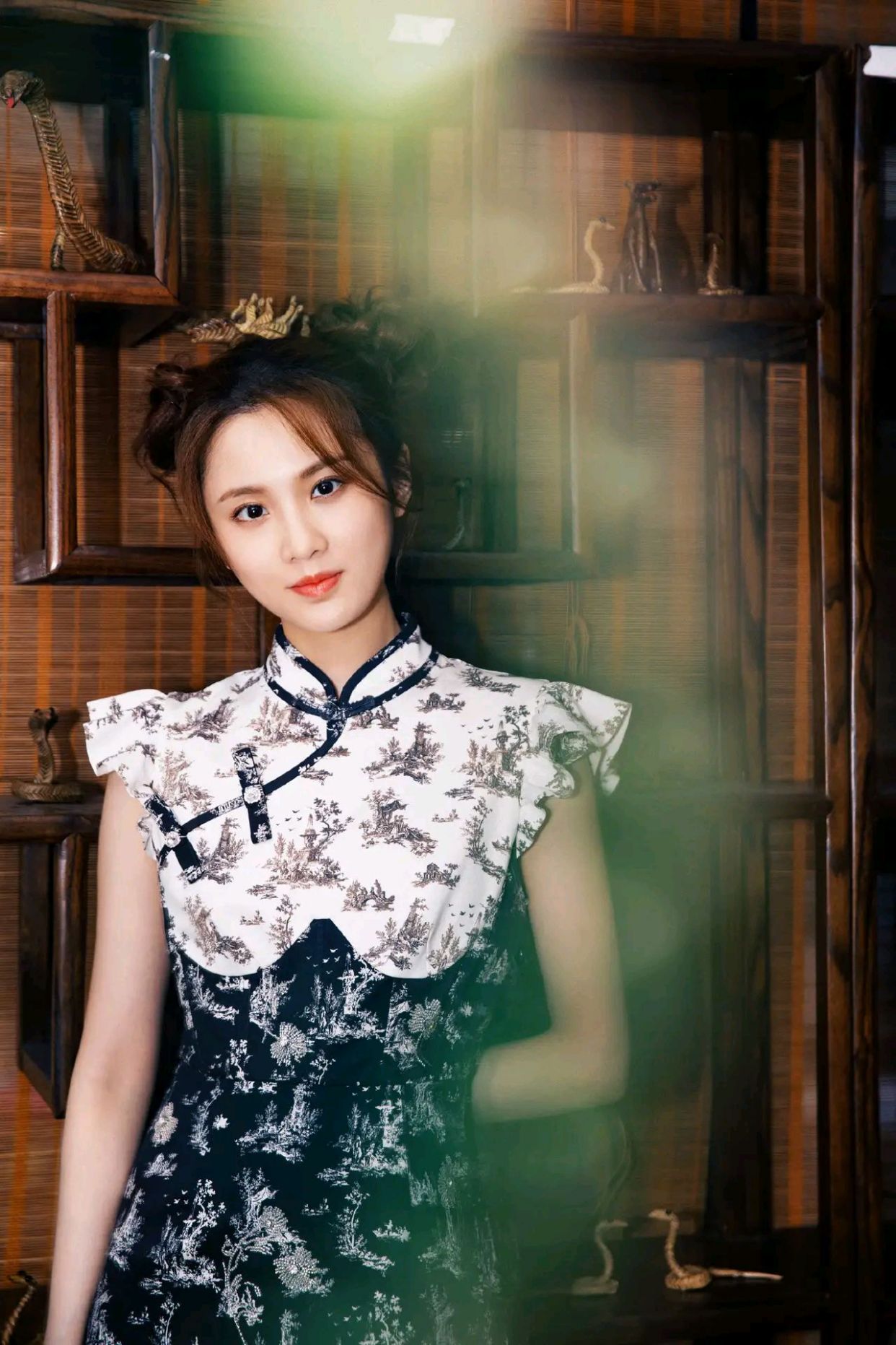 旗袍裙衬托别致东方气质,张慧雯变古风美人,飘飘欲仙,优雅美丽