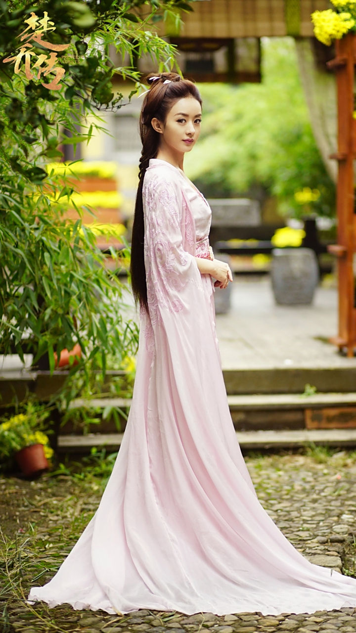 娱乐最前沿# #赵丽颖# 赵丽颖每部电视剧的古装剧照都太美了,一颦