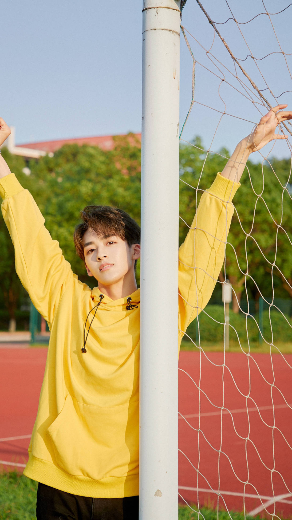 歌手何洛洛,年少成名,《创造营2019》被他圈粉,来看帅照