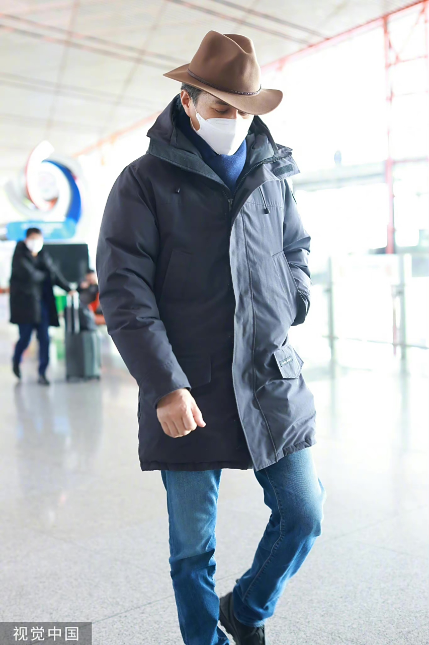 靳东北京机场街拍,牛仔很忙[滑稽]