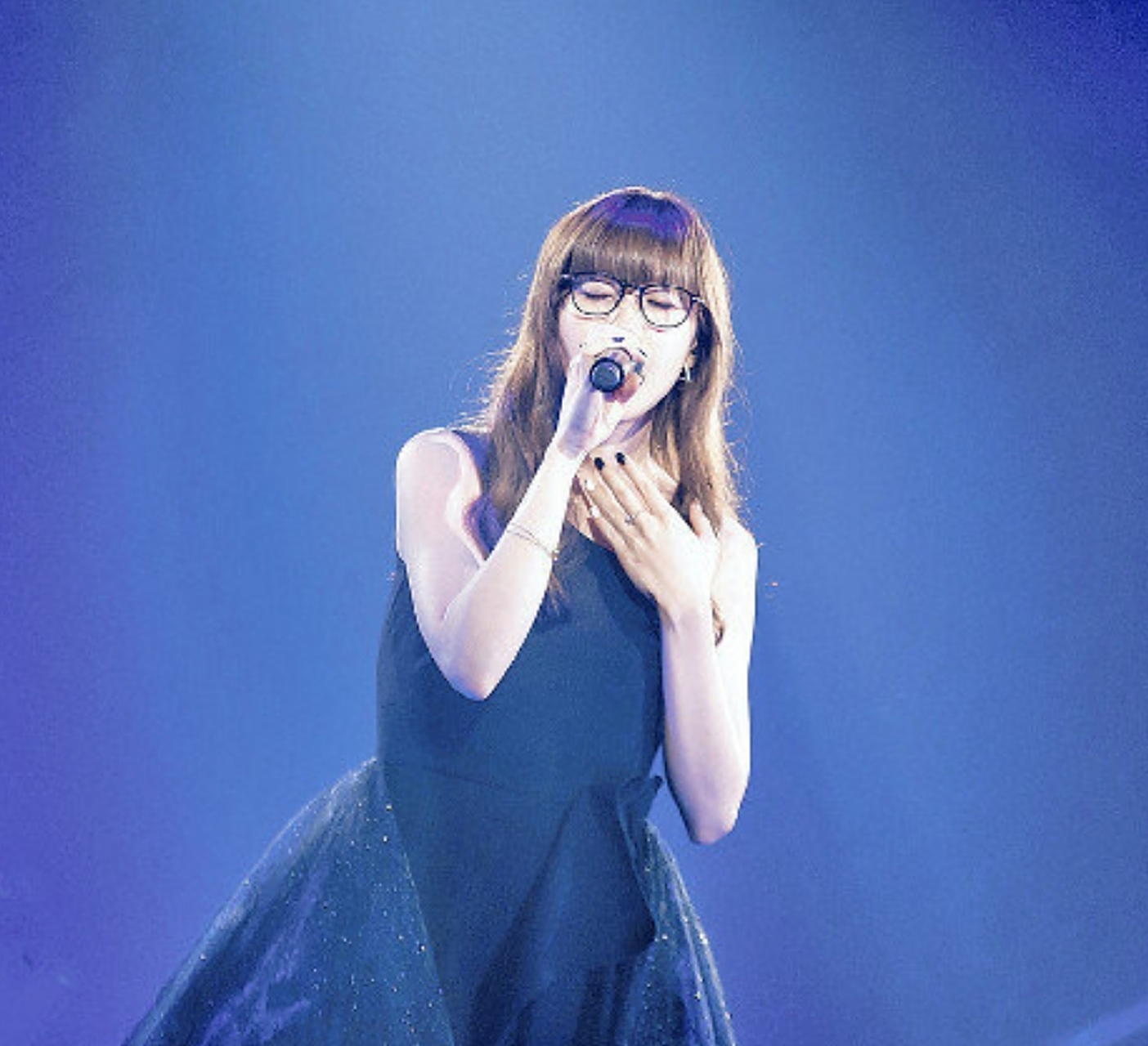 aimer官宣结婚  太突然了哈,歌手aimer宣布结婚,恭喜呀!