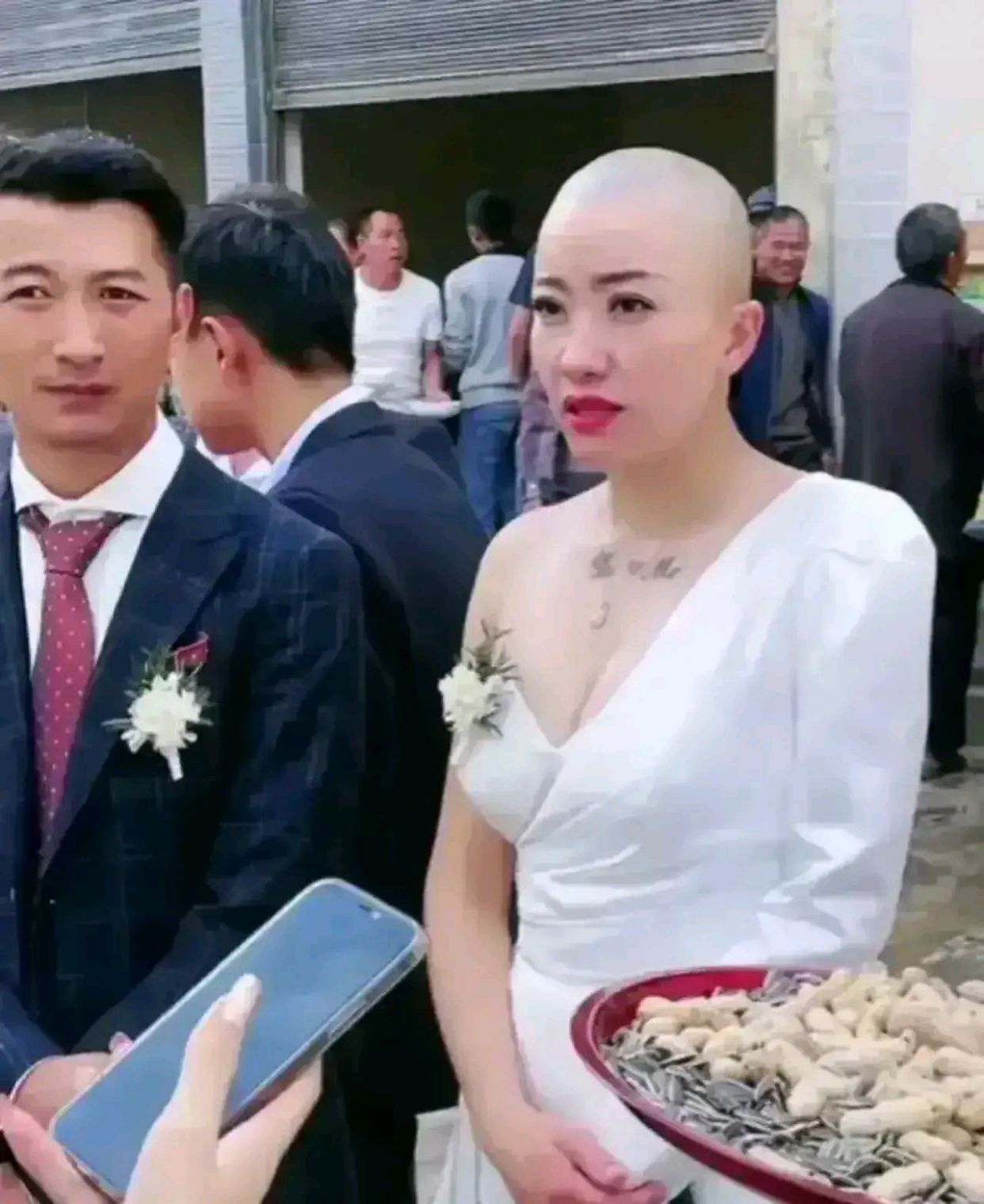 郑州新娘光头结婚,剃光头的原因有些新奇