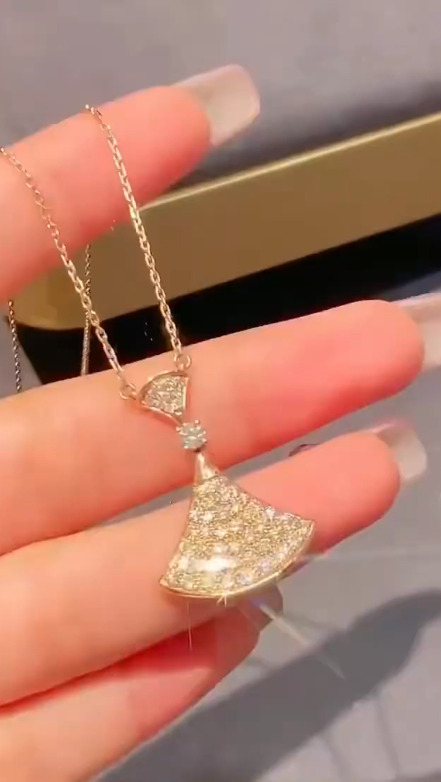 宝格丽 钻石小裙子项链#项链#高端轻奢饰品#同城-度小视