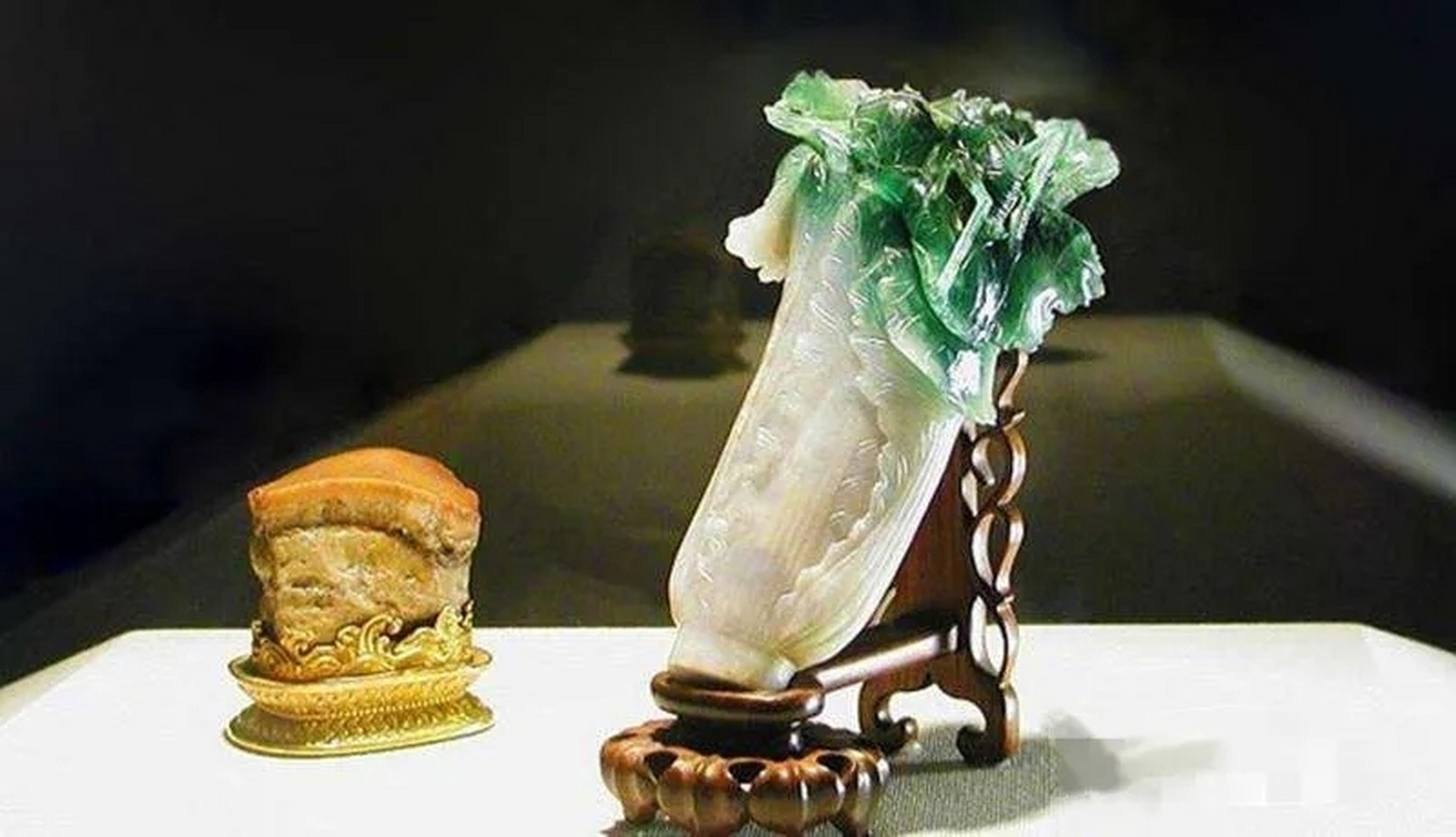台北故宫博物院的镇馆三宝中有两件都是"玉石美食".