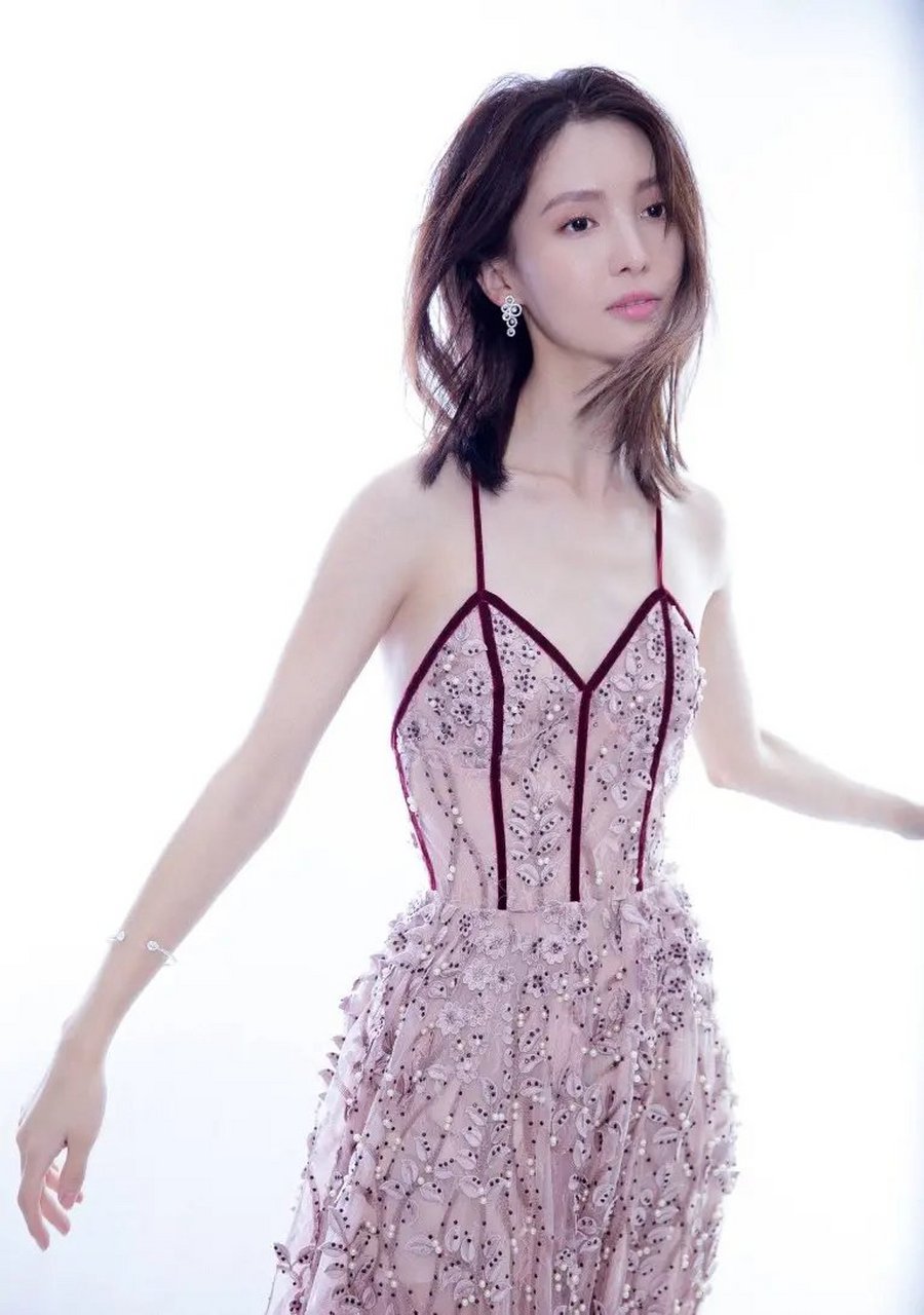 金晨 性感妩媚,佳人红粉女神,眉梢眼角藏秀气,声音笑貌露温柔,养眼宁