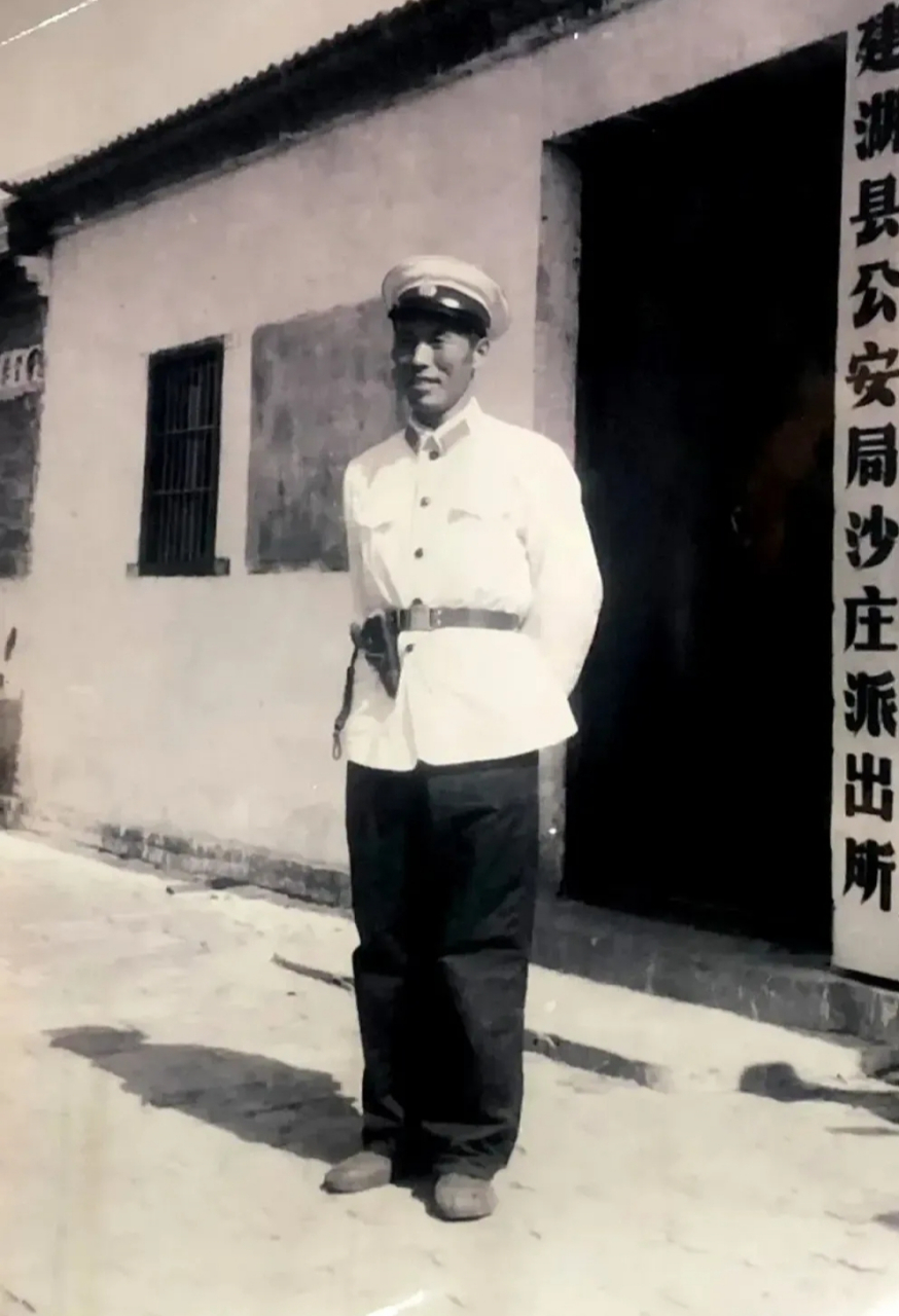 社会治安良好,据那个年代的老警察的回忆,自己所在的县公安局,一年都