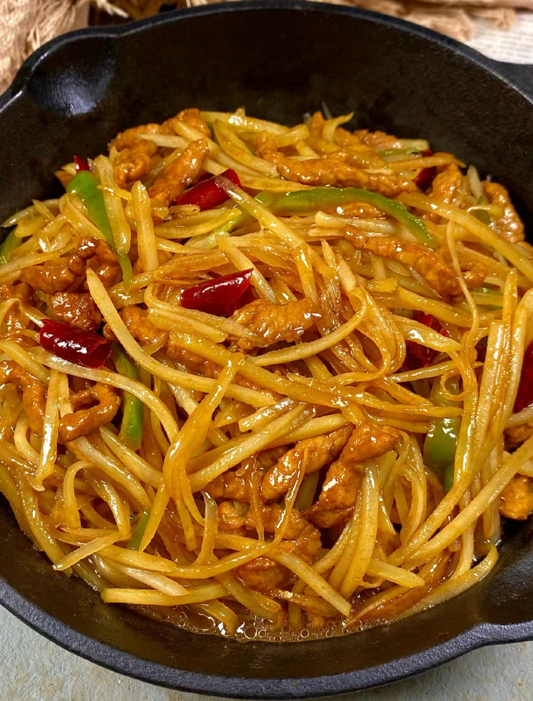 每次一做这道菜都可以炫好几碗饭,肉丝嫩滑可口,土豆丝清脆爽口!