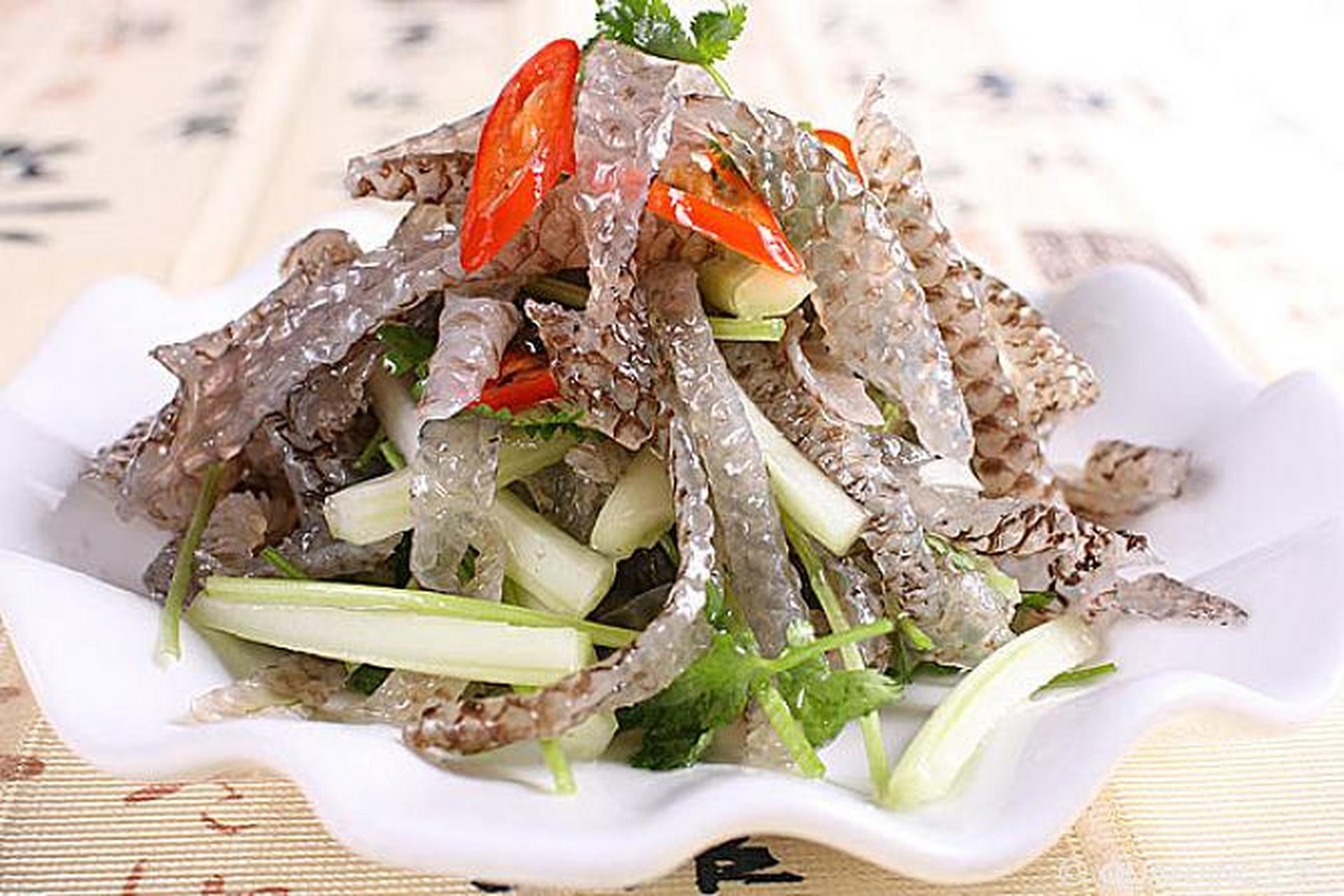 凉拌鱼皮 主料:熟鱼皮250克(市场现成) 配料:蒜10克,小米椒2个,香菜段