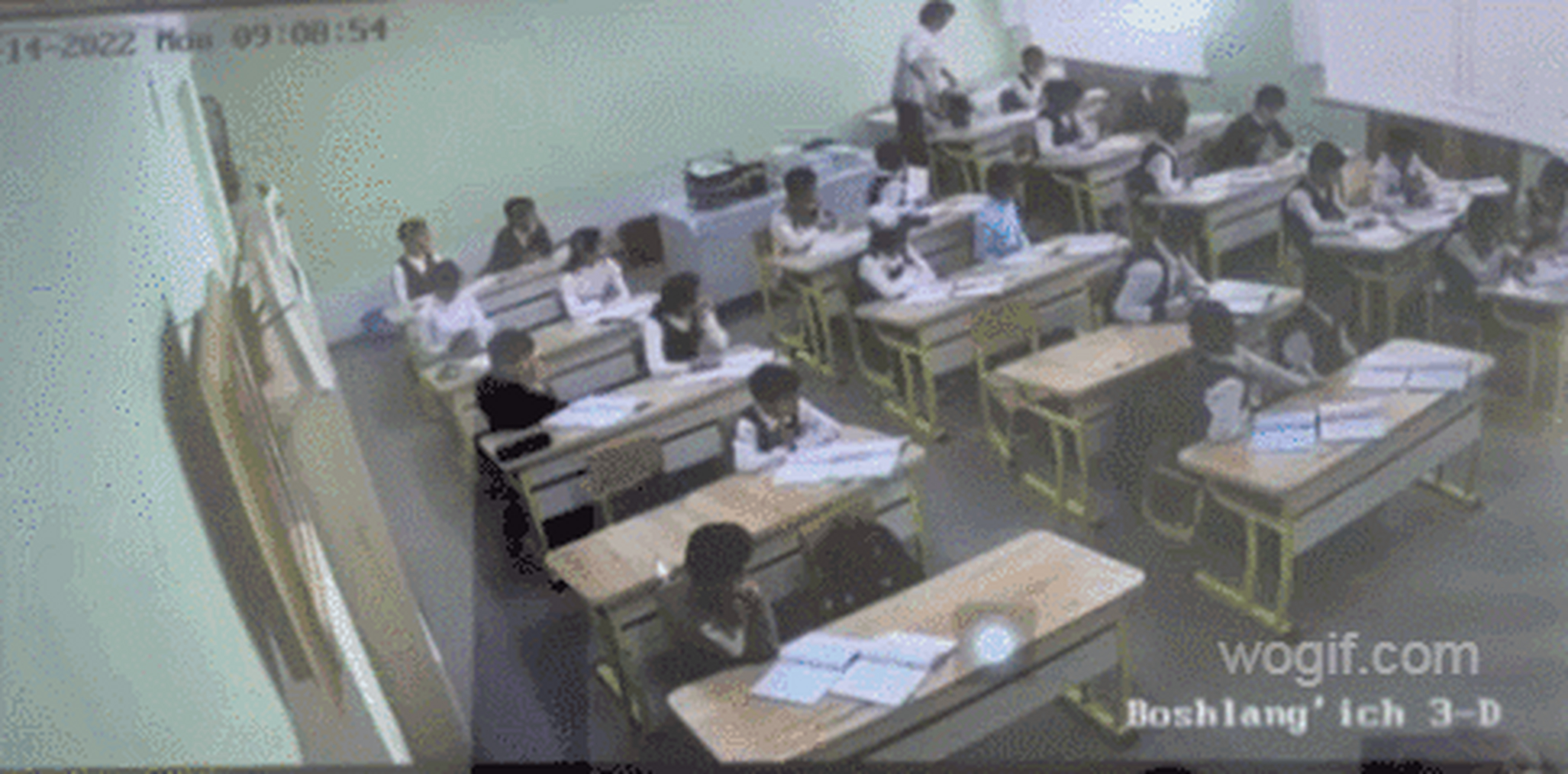 女老师见谁不爽上前就是一耳光,我就想知道,当女老师扇嘴巴子是常事能