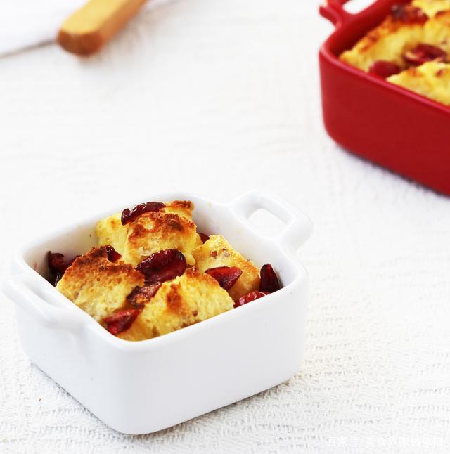 好松软好可口的"面包布丁",外边吃不到,想知道怎么做的吗?