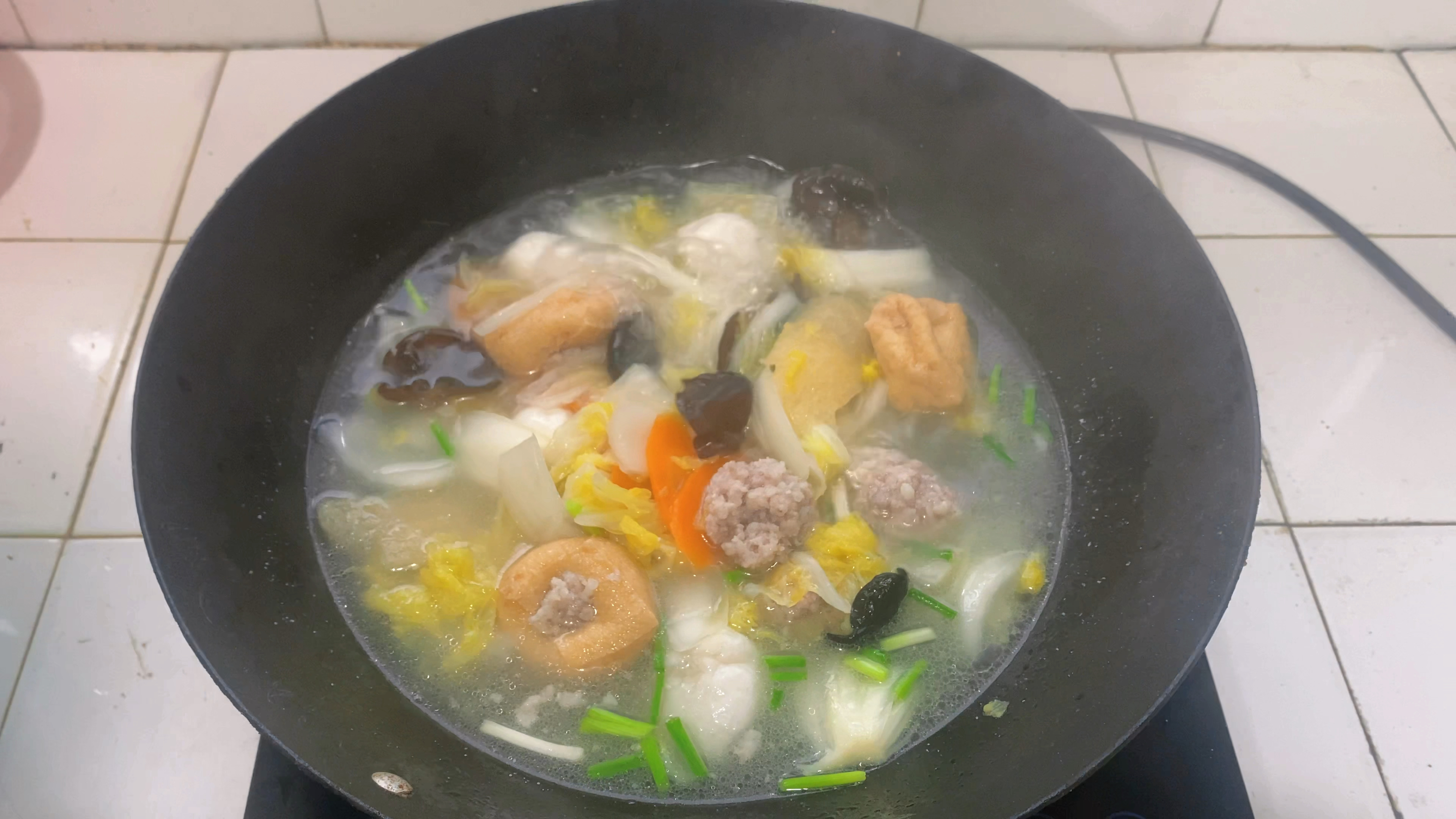 今天吃鳗鱼蒸干菜,草虾,秋葵还有三鲜汤,又是蒸蒸煮煮的一餐