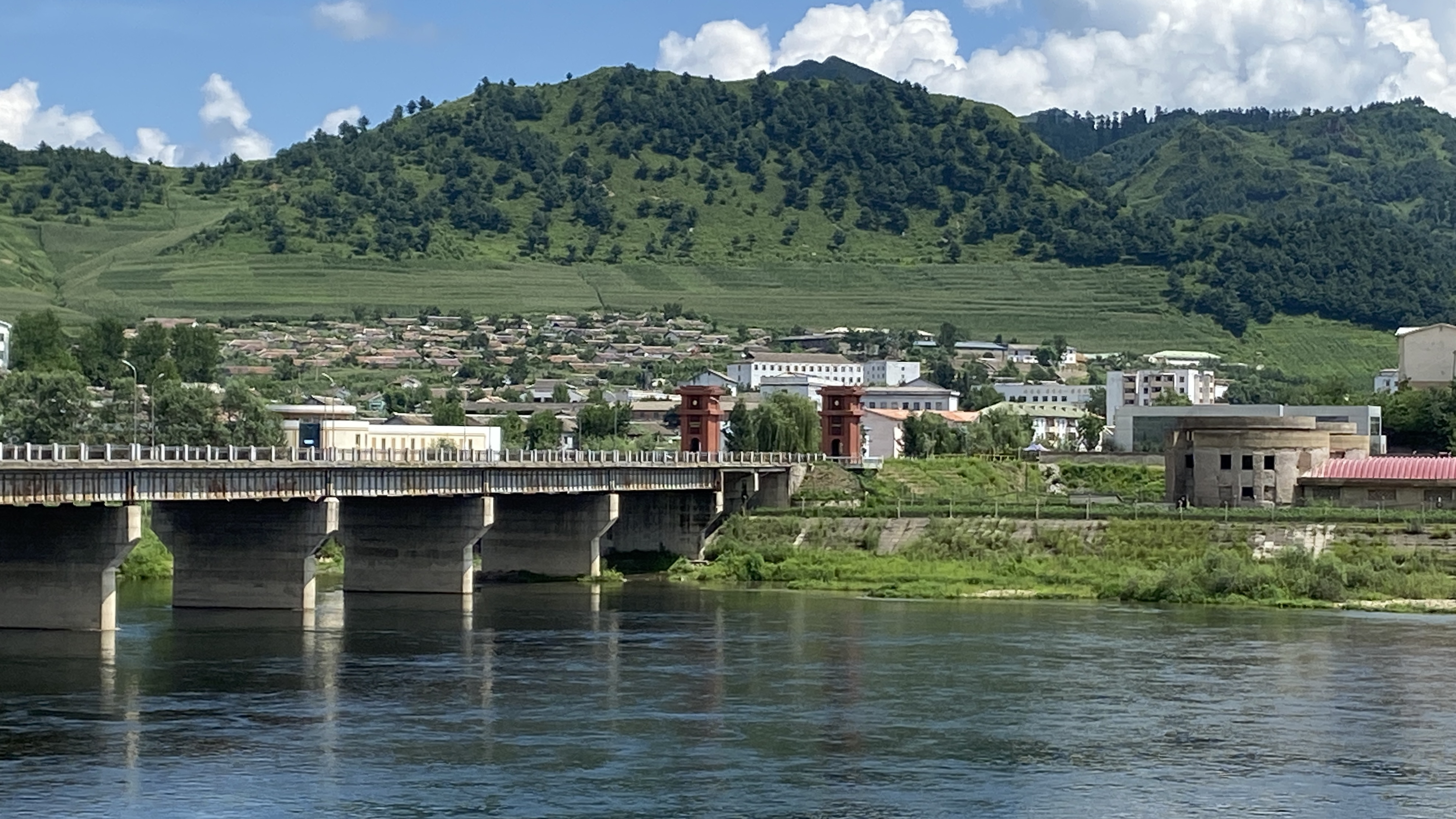 走进集安鸭绿江国门景区,在鸭绿江边眺望对岸的朝鲜城市