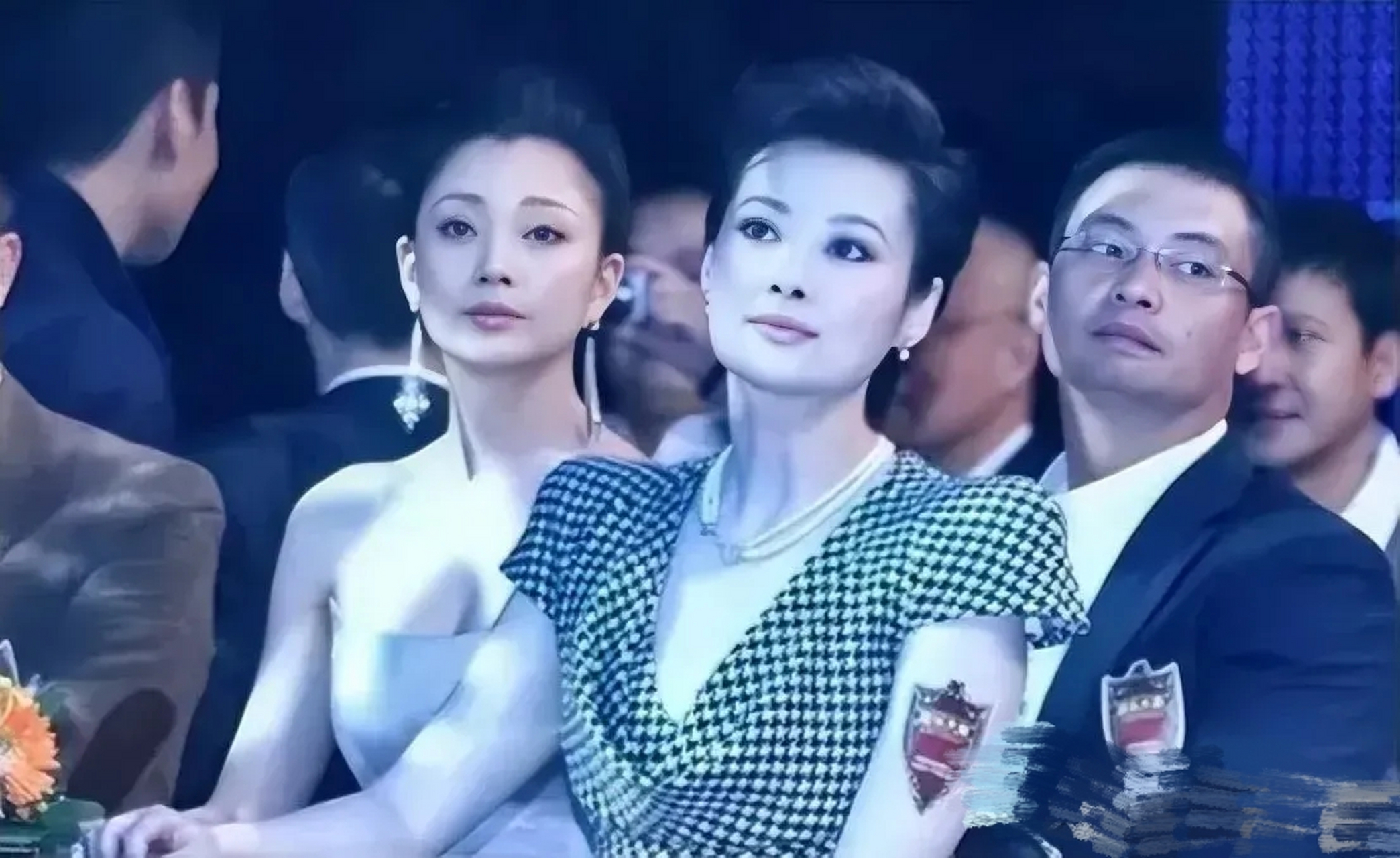 43岁殷桃icon同框50岁袁立,明明颜值身材都不输,却输在了气质上  在