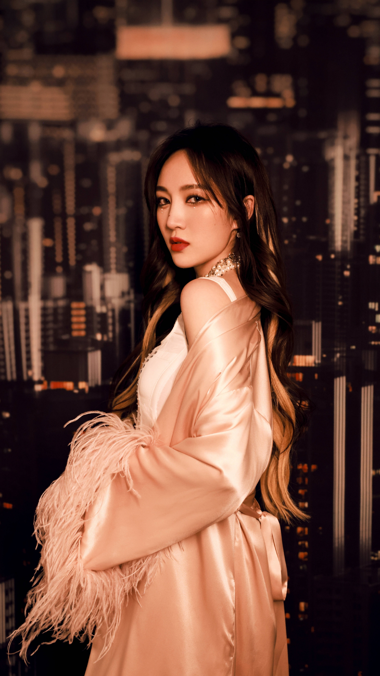 歌手孟佳,海外练习生出道,酷女孩的写真照来了