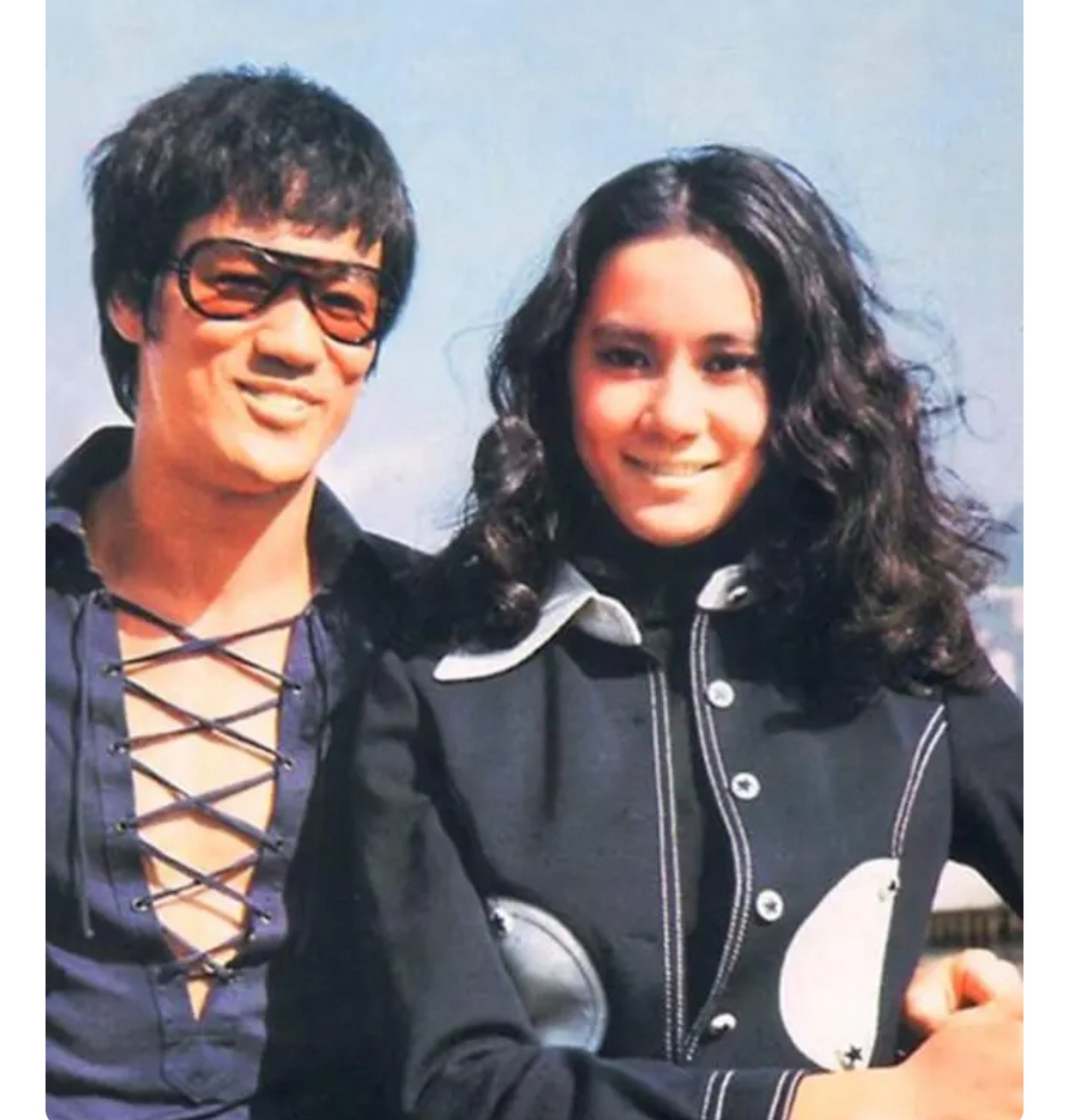 李小龙和女星苗可秀合影.