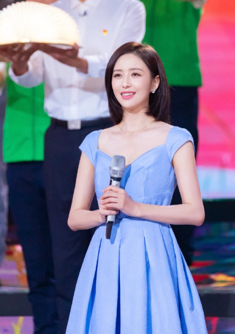 佟丽娅在晚会现场献唱,蓝色礼服太大气了,亮眼又不失稳重优雅.