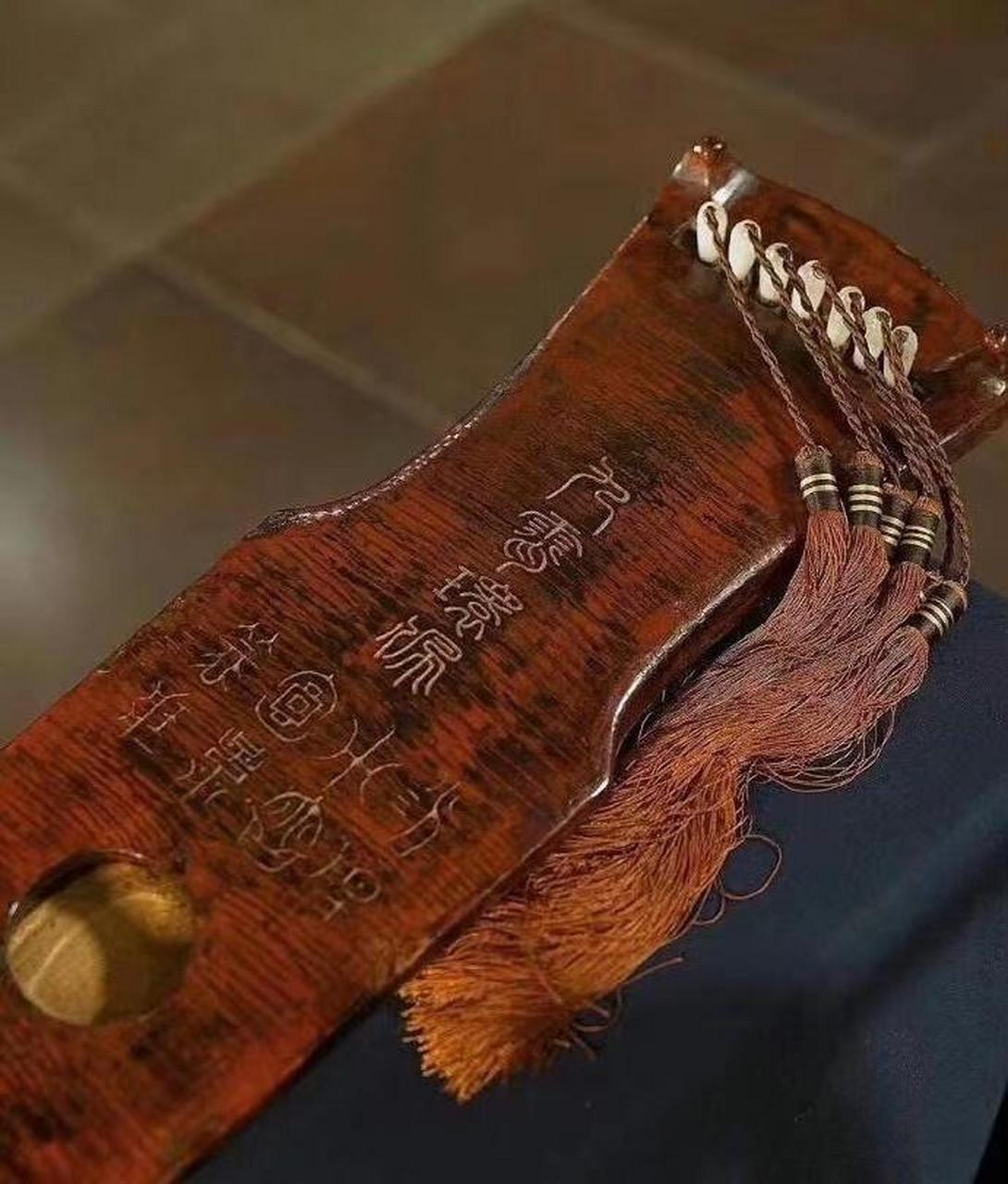 "九霄环佩"是唐代的琴,距今1267年.这张琴郭子仪和苏轼都弹过.