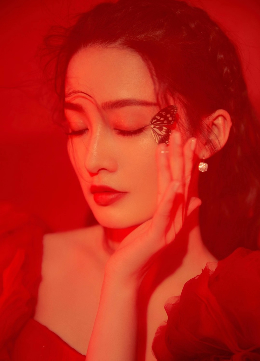 李沁新年贺图红色轻纱礼服性感飘逸