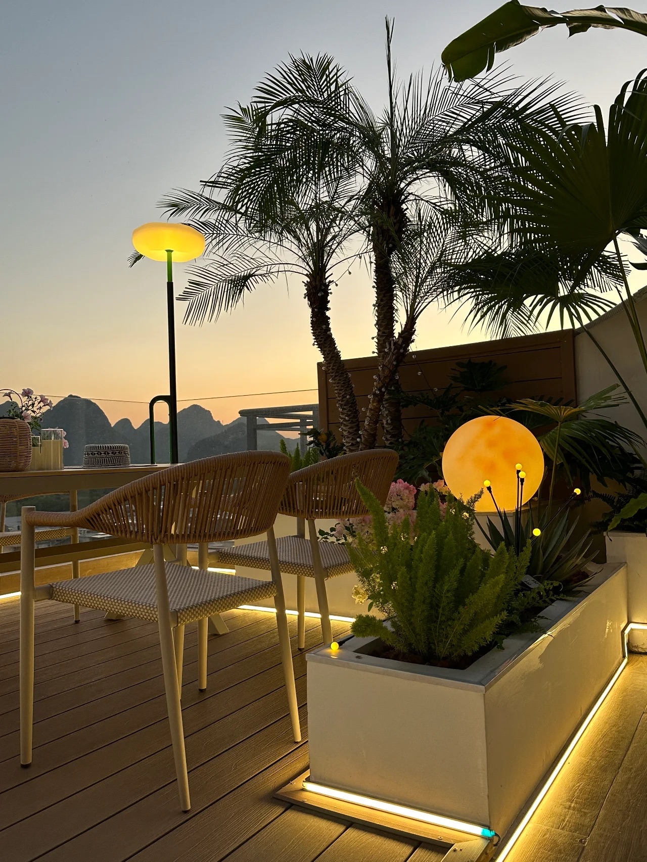 灯光是露台花园夜色的灵魂 傍晚时分,露台花园美极了 绿植与灯光点缀