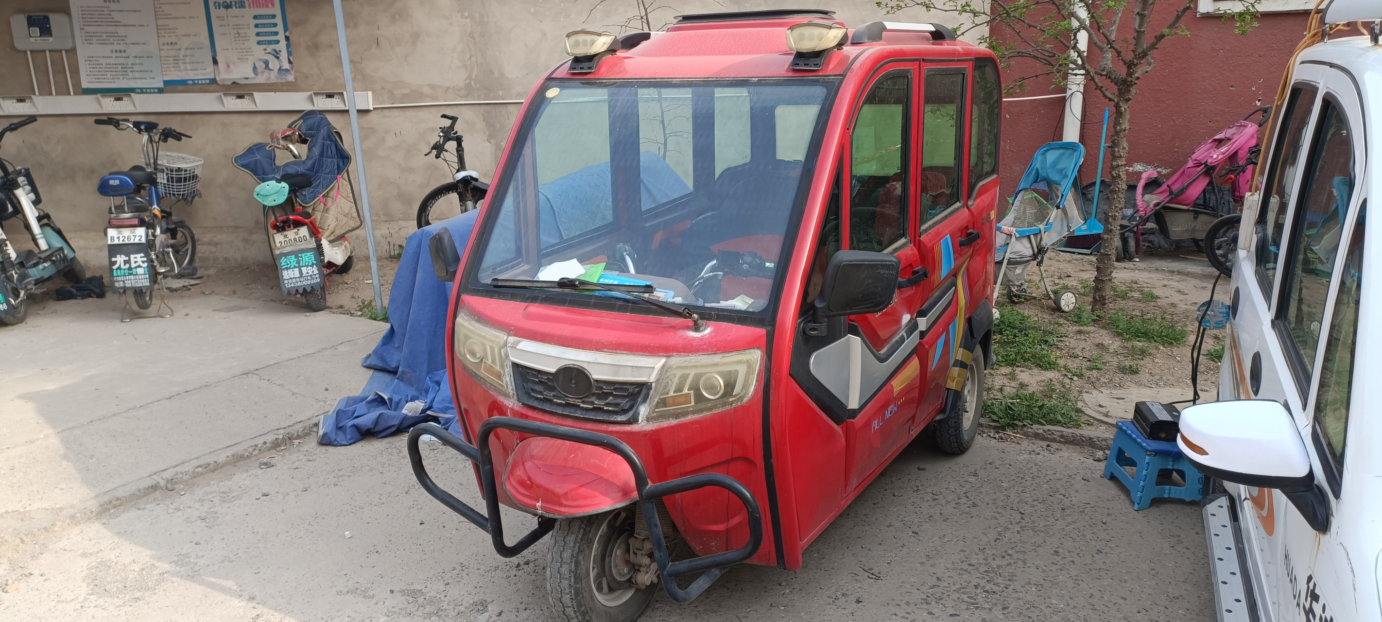 但是现在北京这边已经开始销售合规电动三轮车车了,不过电动四轮车没