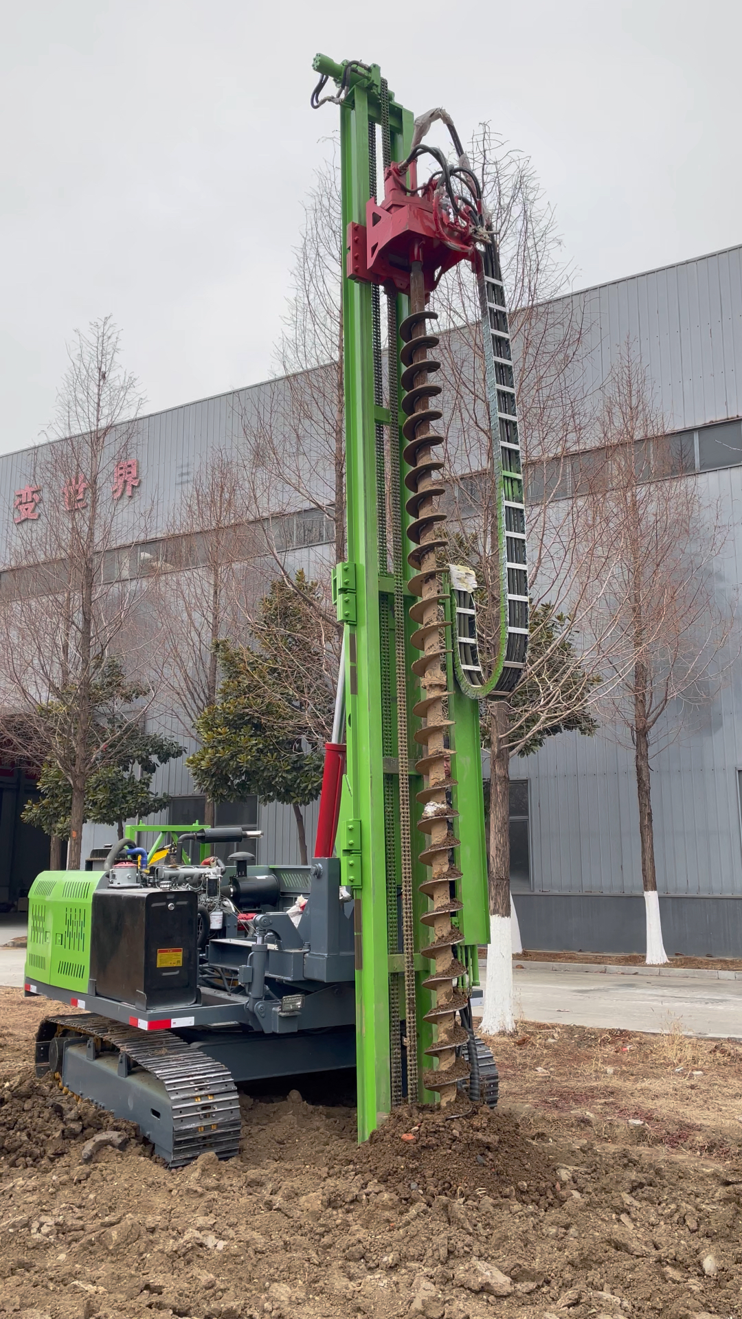 光伏钻孔机钻土的速度快不快?钻孔30秒一米.