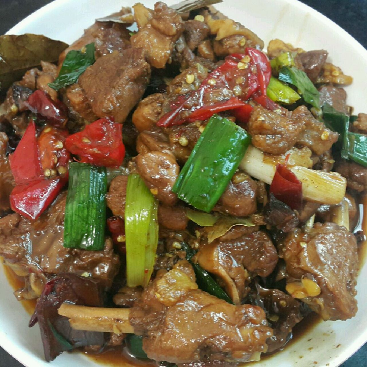 啤酒鸭是一道美味可口的家常菜肴,在餐桌上非常受欢迎.