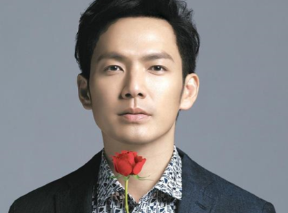 钟汉良在菜市场出现,他穿着老头衫肚腩明显,看起来老十岁引热议