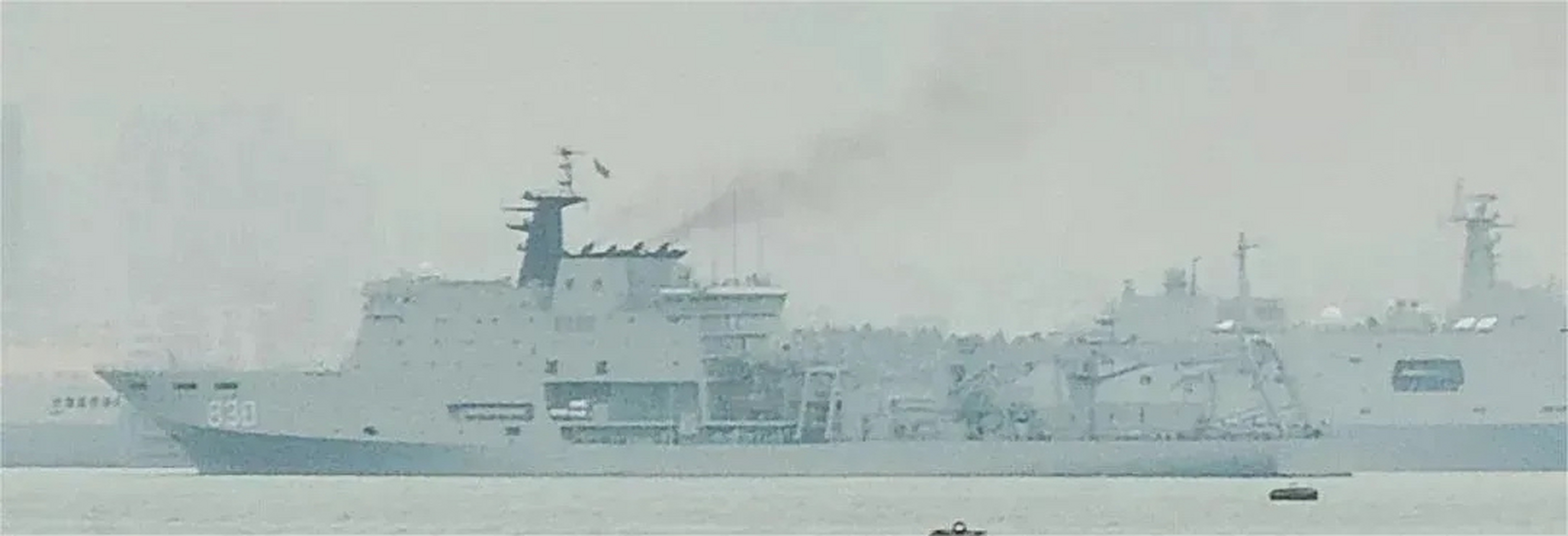 据称该船是927型综合打捞救生船首船,镜泊湖号.