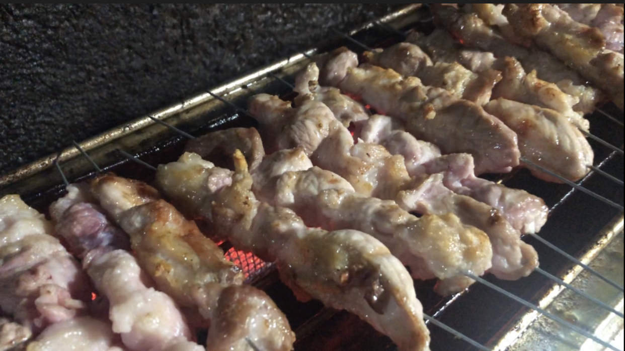 在武汉 一串肉筋能把铁签压弯的烧烤店 四元一串 味道好的很
