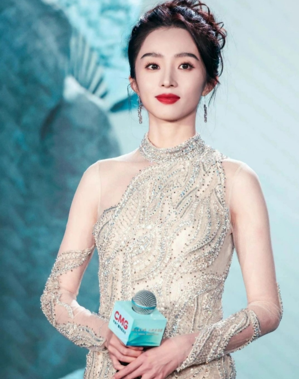 胡冰卿突然变好好看,而且她不愧是唐人一姐,依稀在她身上能看到几分