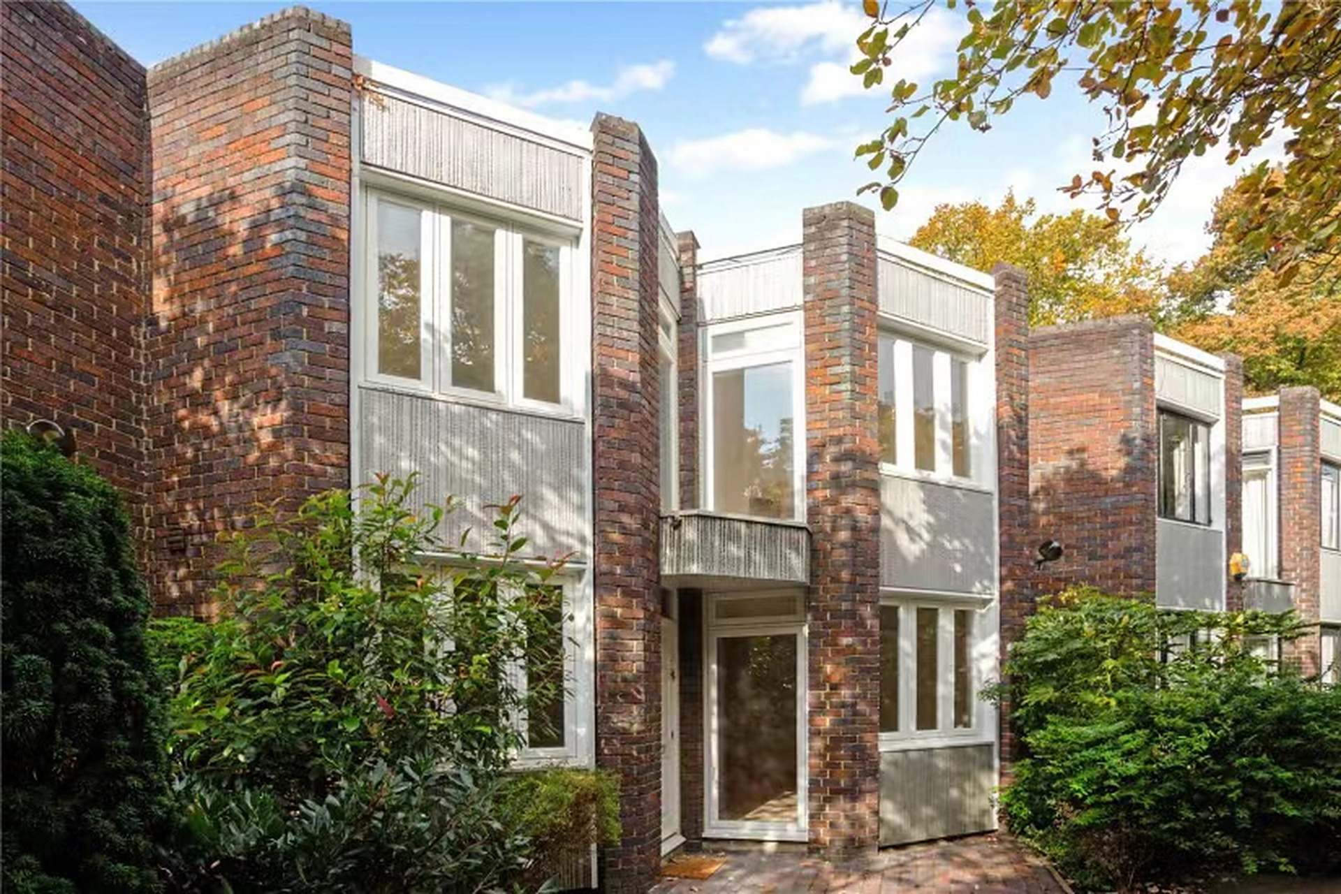 英国伦敦富人区fulham三房别墅带车库,而且步行几分钟就可到地铁站!