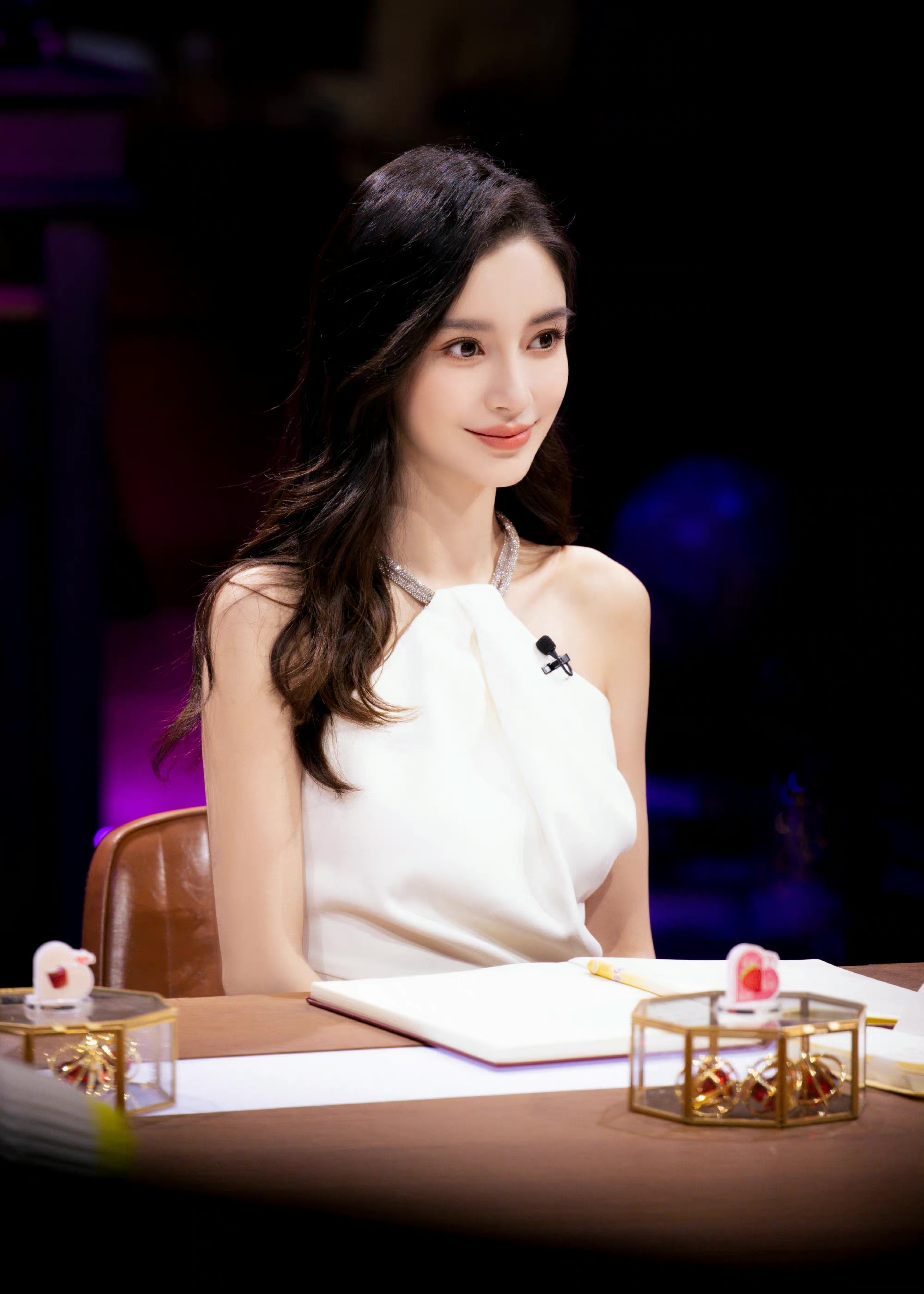 angelababy《心动的信号》剧照!白裙造型好美