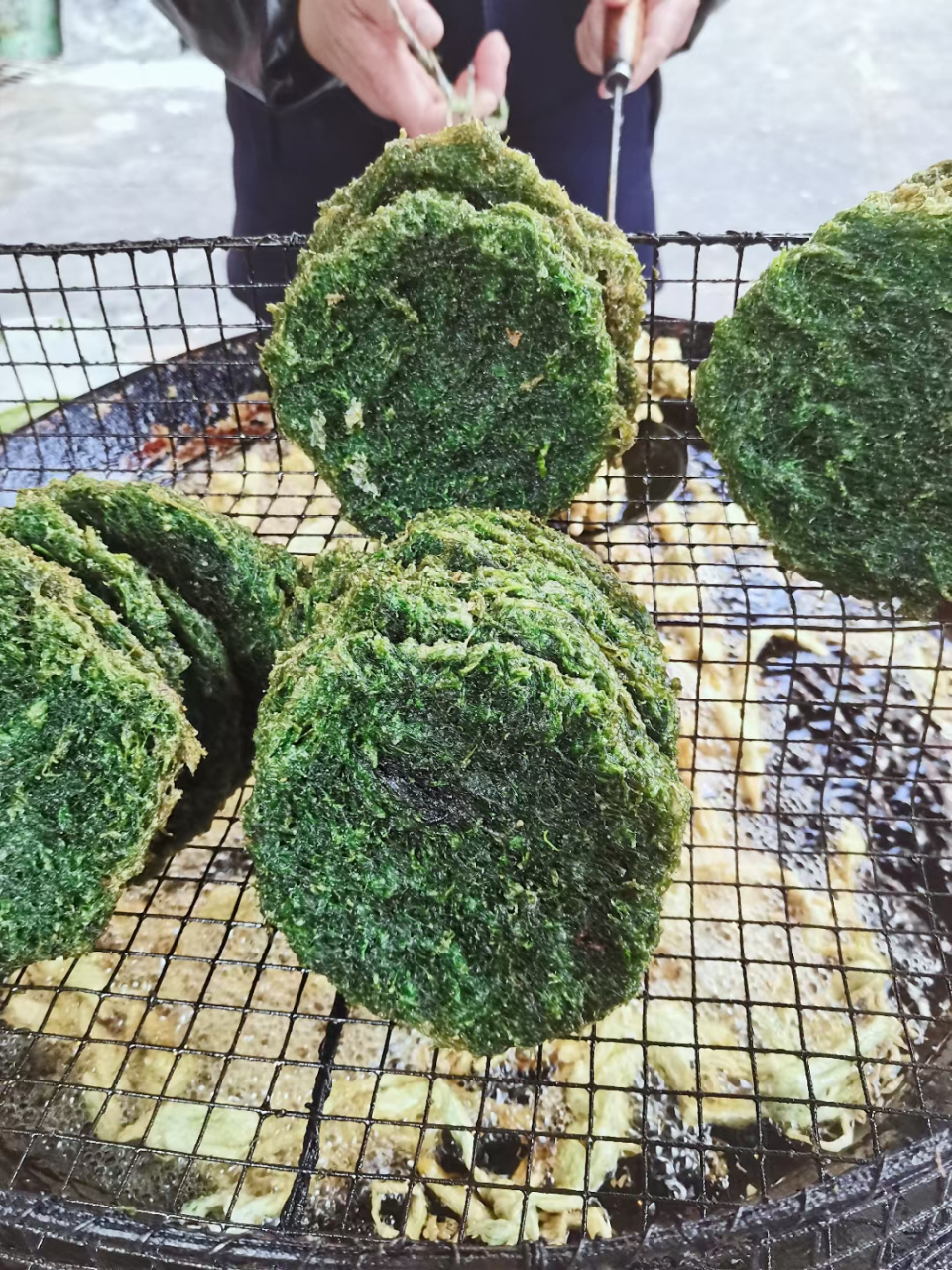 传统特色小吃青苔饼 炸饼的师傅说,青苔偏寒,炸一下吃刚刚好.