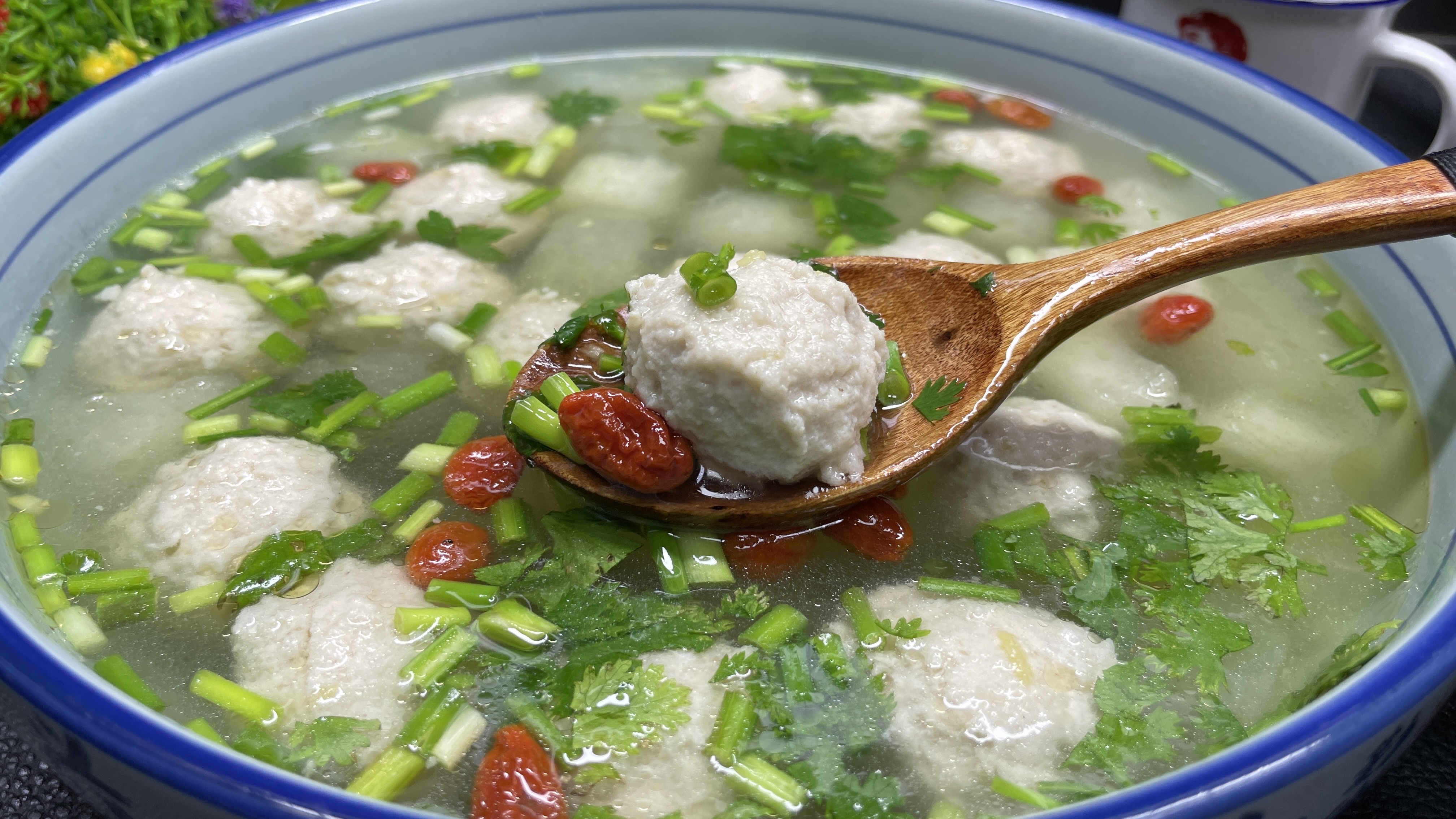 秋天要多喝冬瓜丸子汤，教你饭店不外传的秘诀，鲜嫩多汁不腥不柴