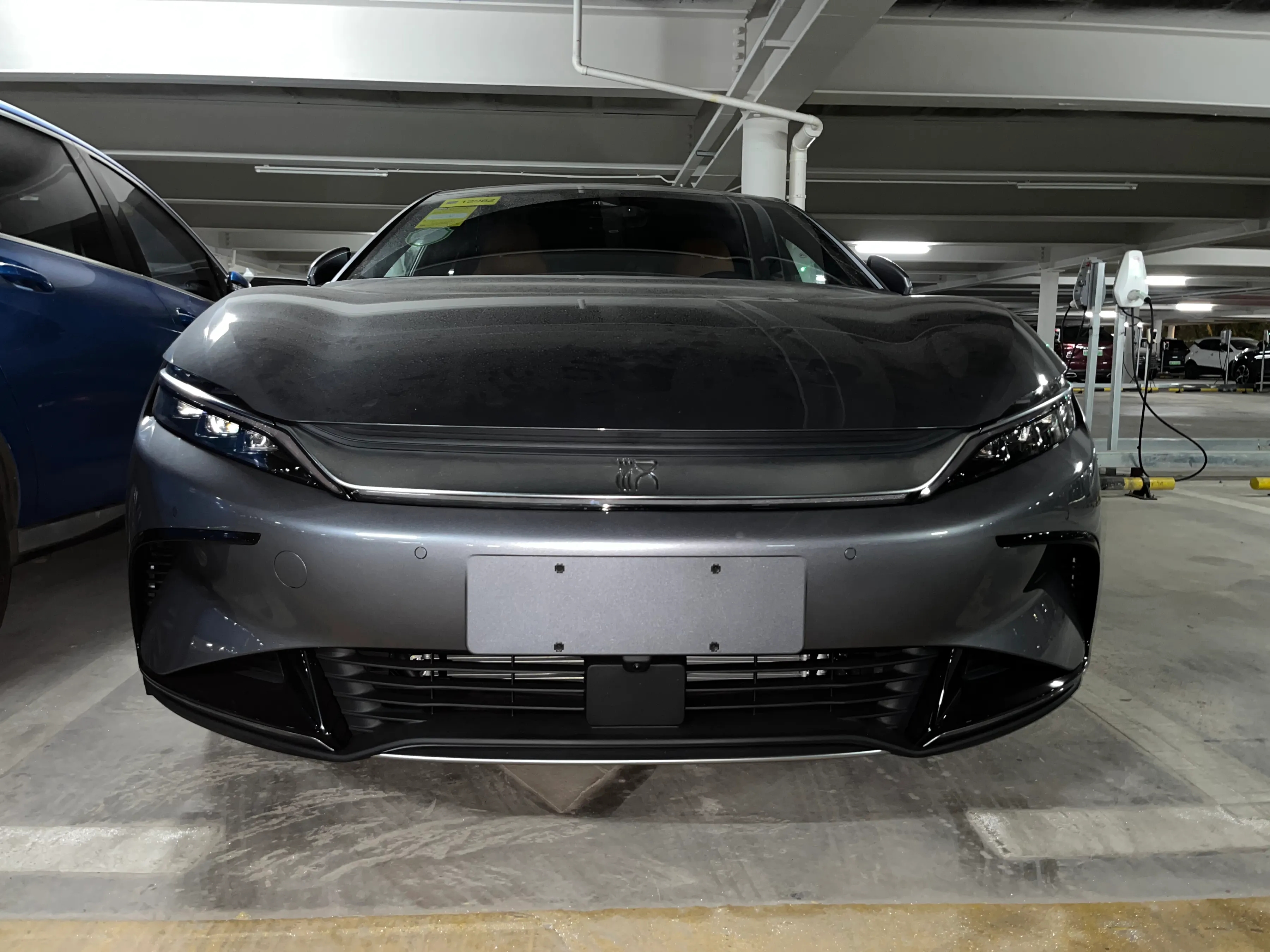 首批比亚迪汉ev实拍,金属灰漆面质 双电机,加速3.9秒,犀利大气