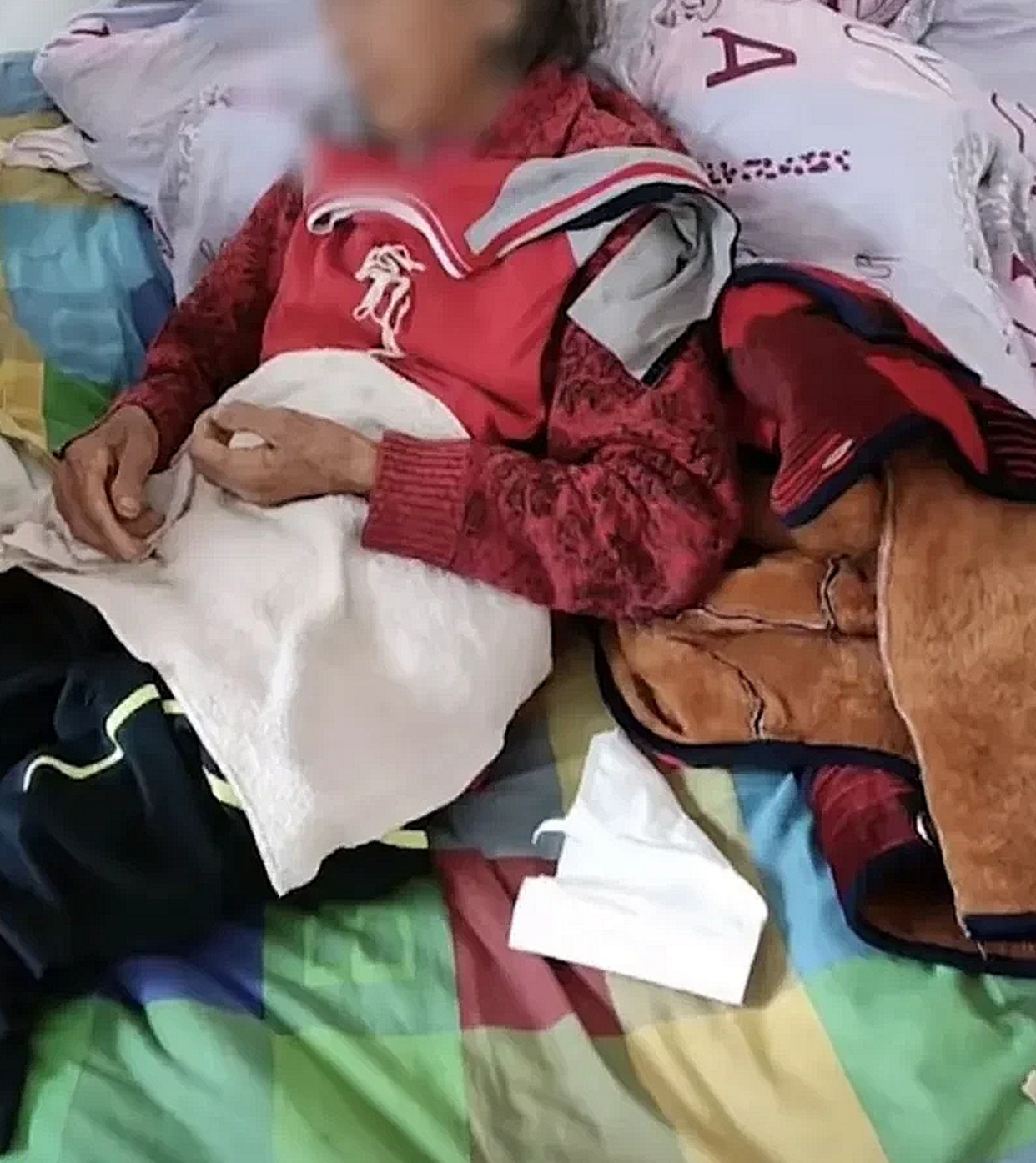 河南平顶山:一位80多岁行动不便的老人,躺在路边地上