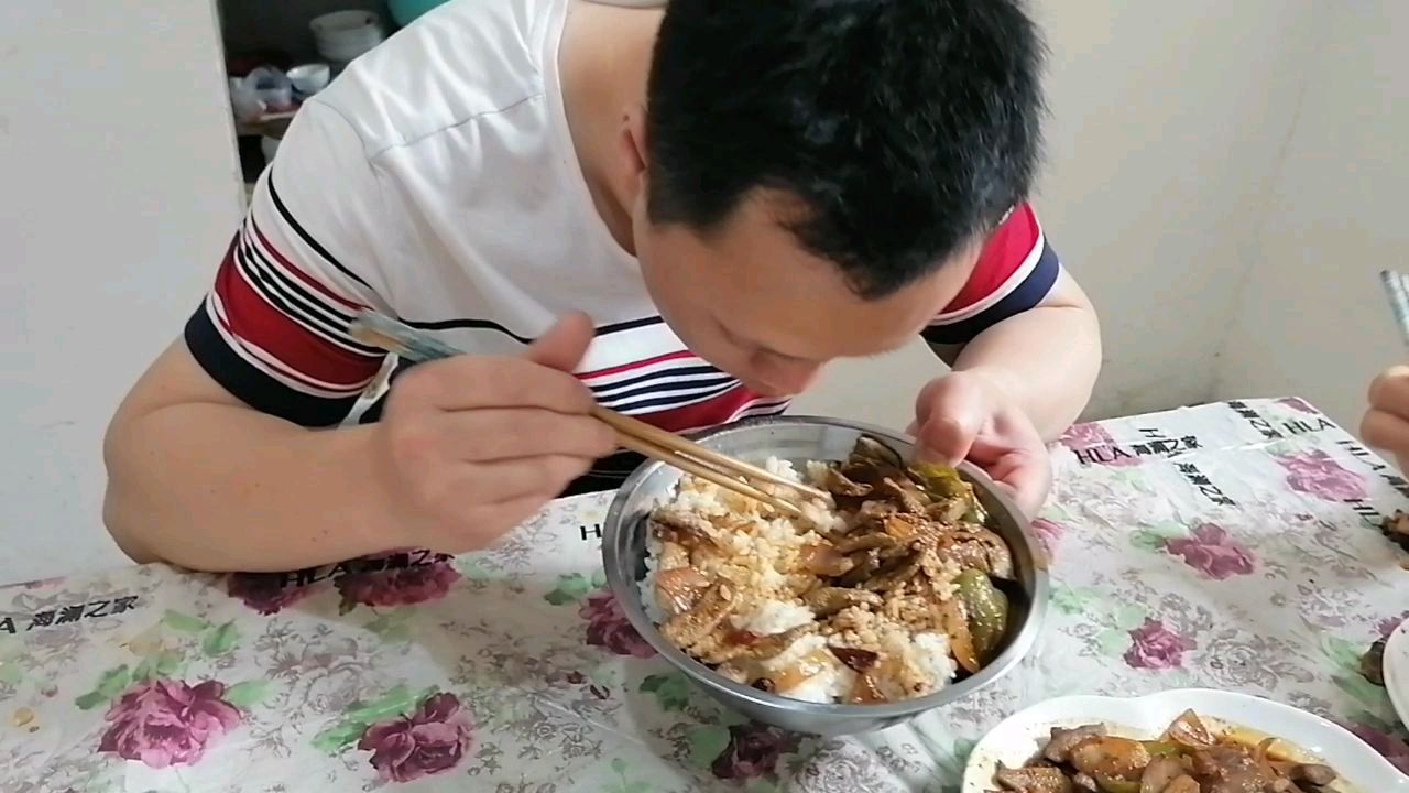 小伙做洋葱炒猪肝,配一盆米饭,汤汁拌饭吃,真香