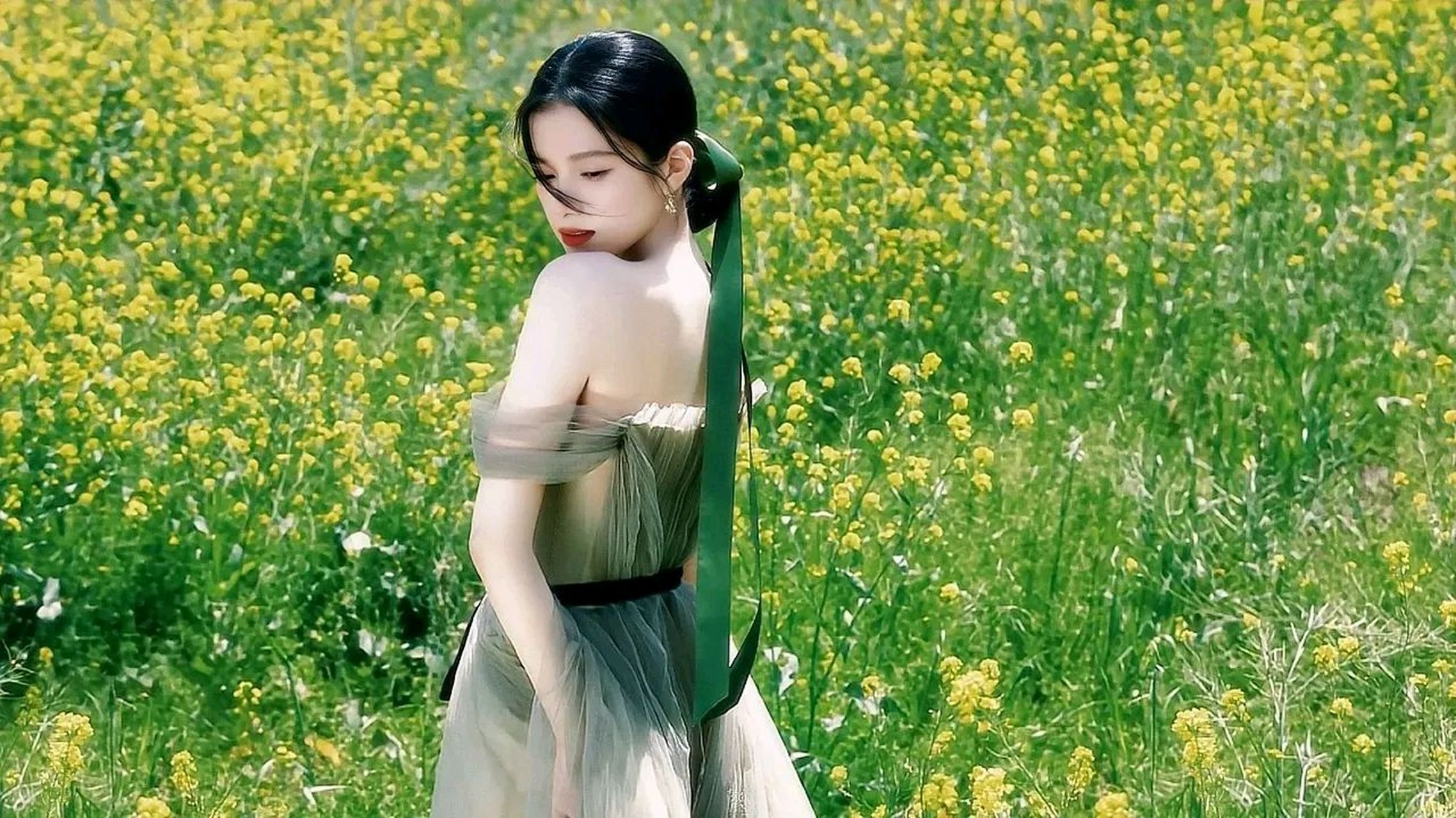 张婧仪一字肩绿色纱裙,张婧仪一字肩绿色纱裙,茵茵绿纱,温柔绮丽.