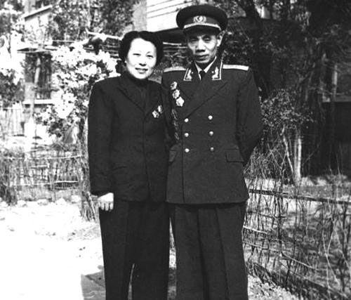 炮兵副司令吴信泉在办公,岗哨报告有人找,将军纳闷:什么人呢?