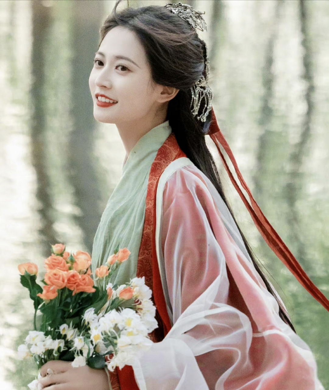 陈钰琪古风写真,红衣像仗剑天涯的侠女,绿衣似温柔婉约的仕女.