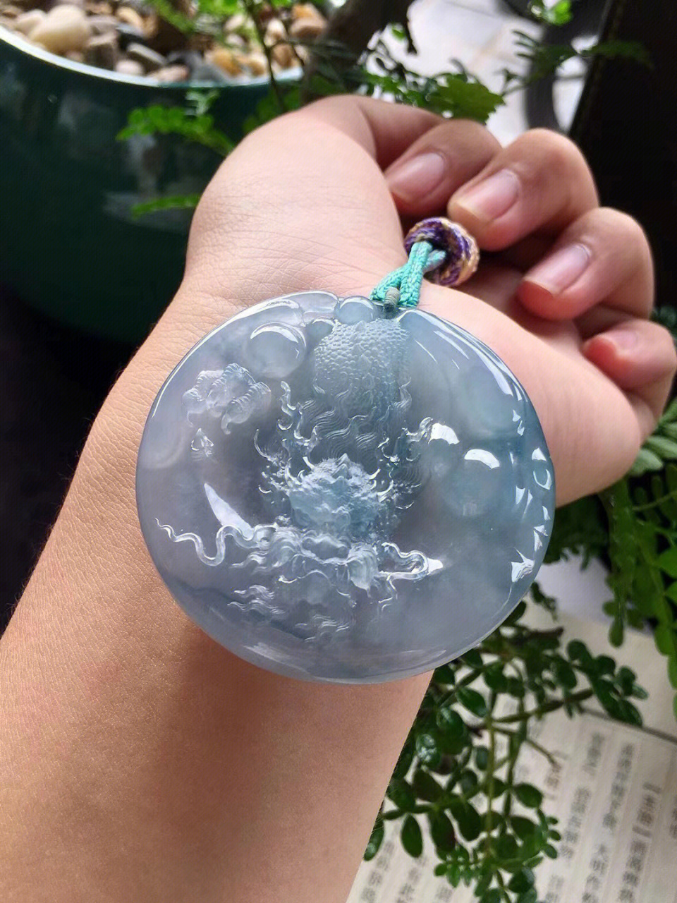 翡翠冰种飘蓝花龙牌 龙牌翡翠有着龙腾盛世的寓意,将其送给家里的男士