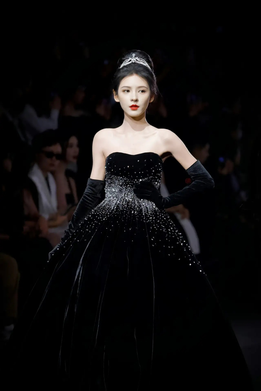 一袭暗夜星河抹胸长裙,尽显高挑优雅!