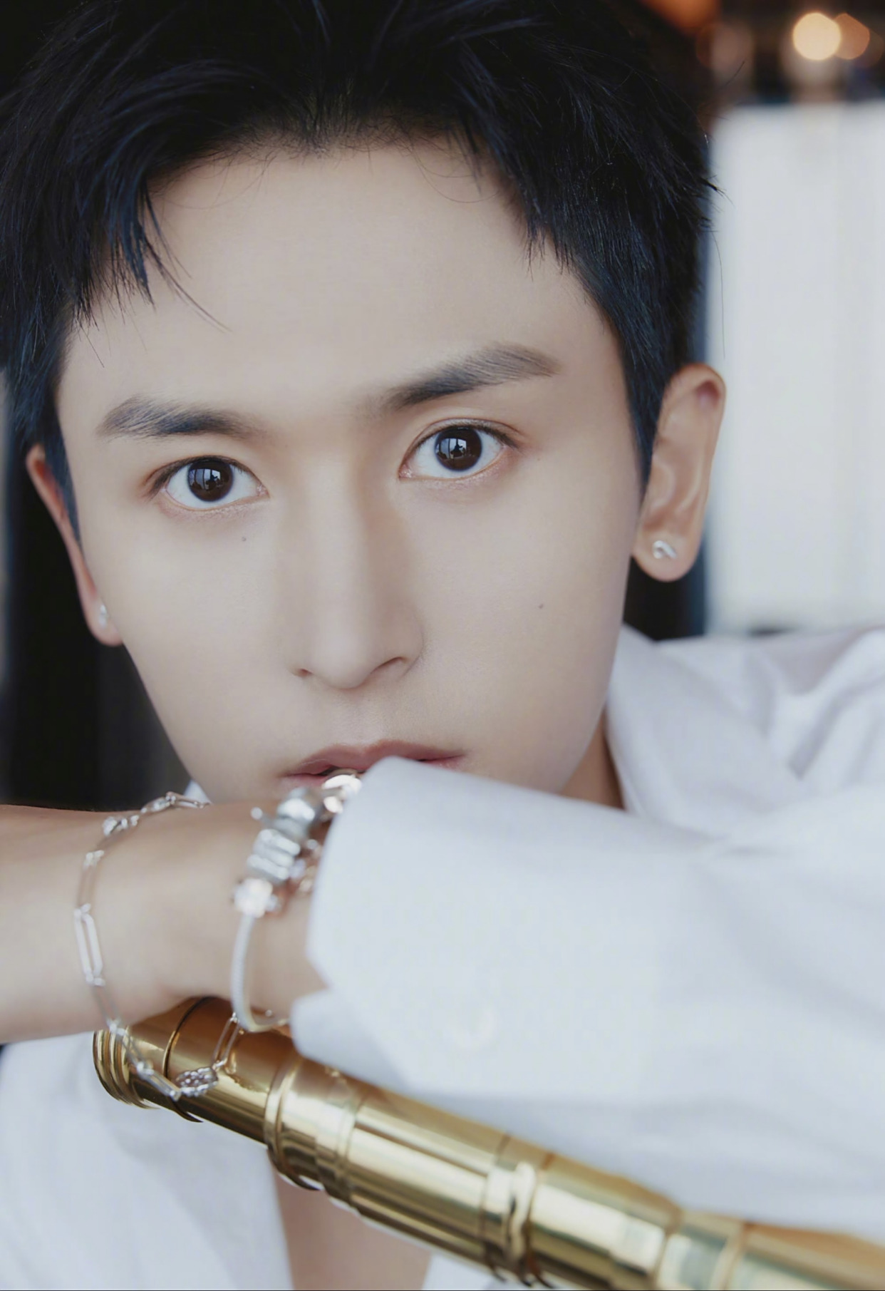 张哲瀚直播活动造型图集,身穿浮雕花朵白衬衫,精致又帅气