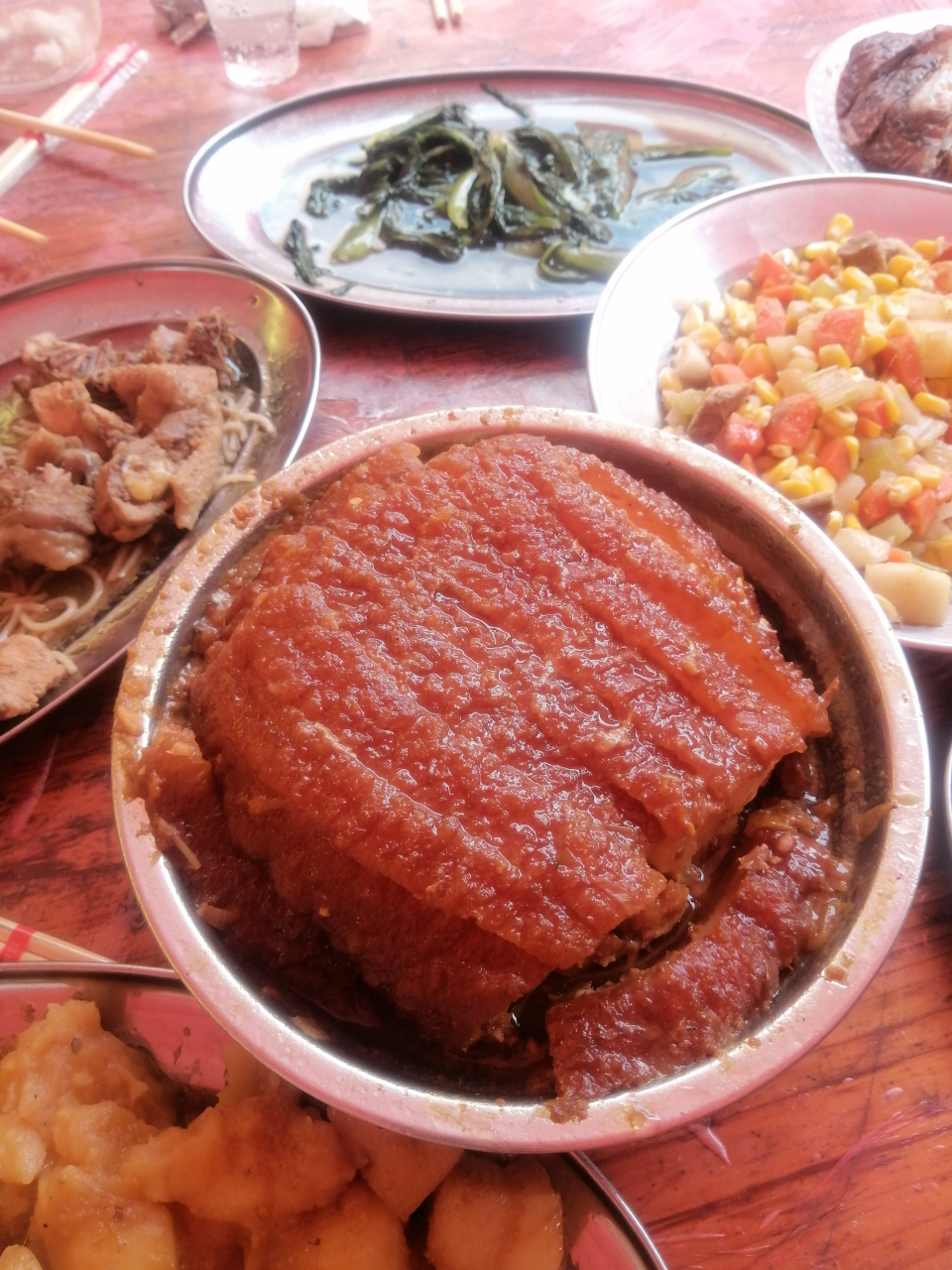 广西玉林的农村酒席,扣肉做得非常不错,扣肉皮炸得刚刚好,不像有得
