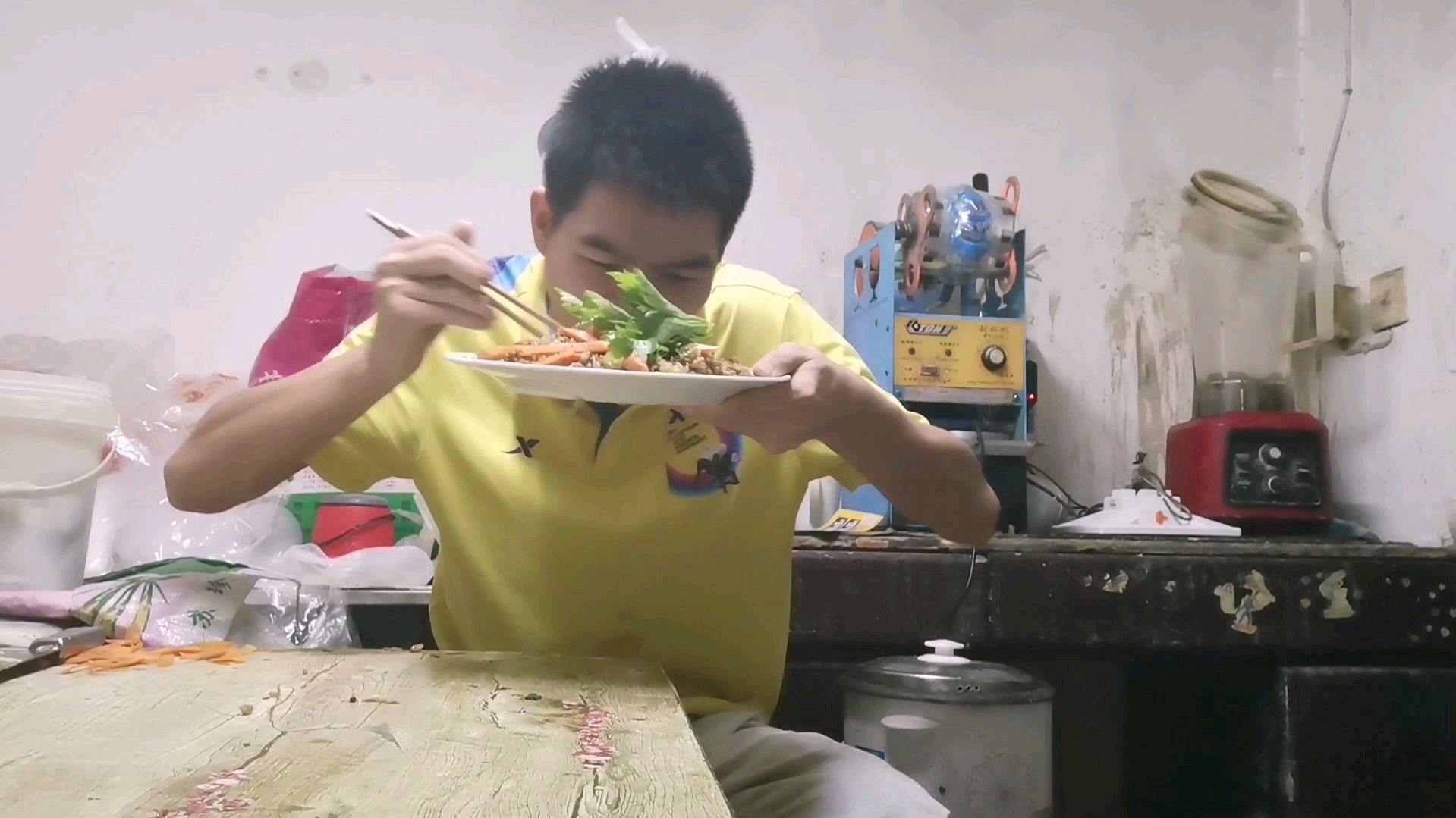 小伙头一次做胡萝卜蛋炒饭,就做出了沙县小吃的味道,味道不错