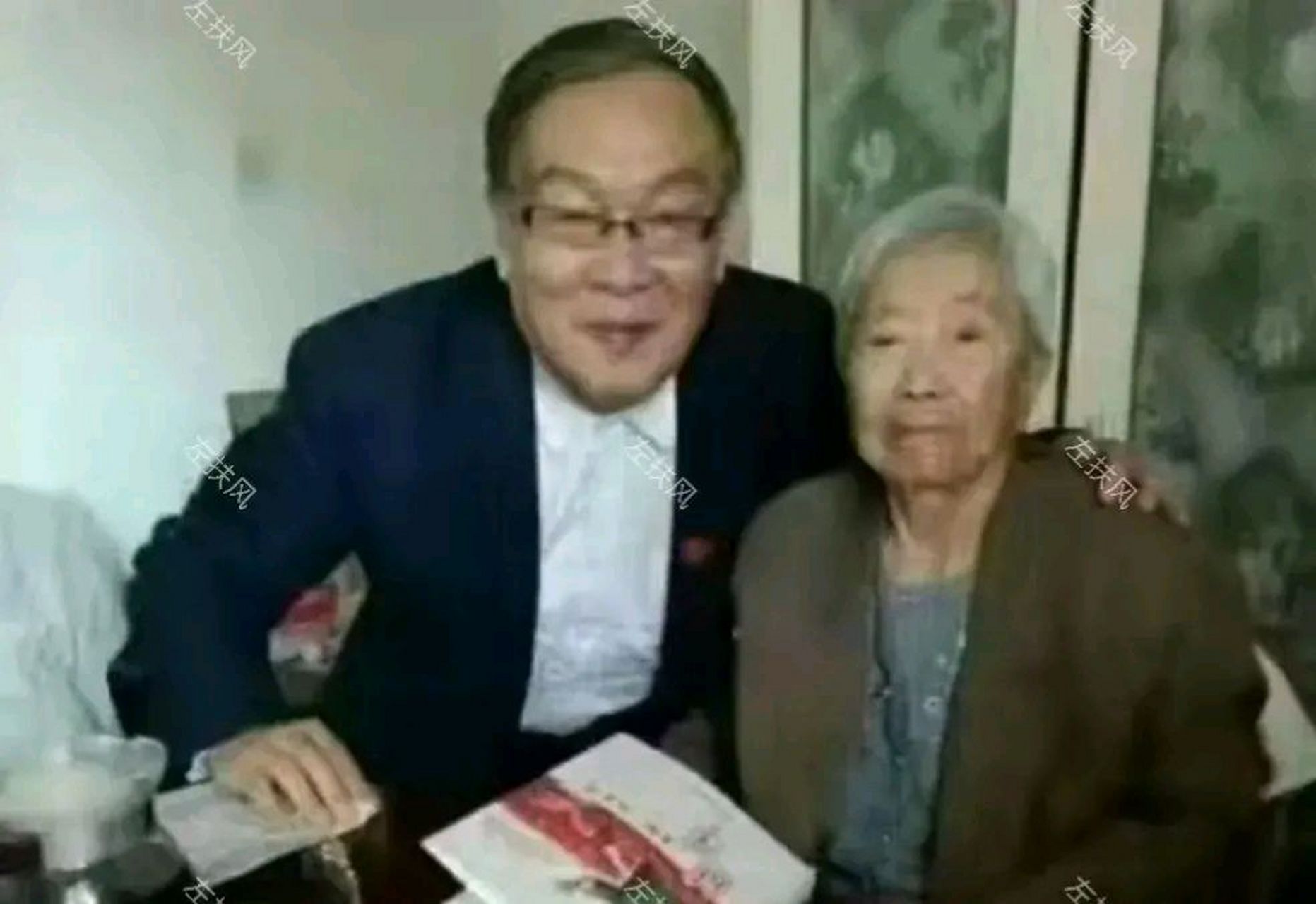 2017年,晚年的聂元梓,蒯大富在一起,镜头中的聂已日薄西山,看起来垂垂